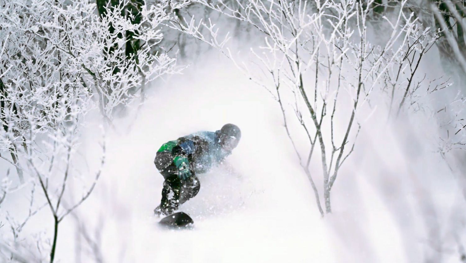 Snowboarder enjoying some japow at Aizu Kogen 