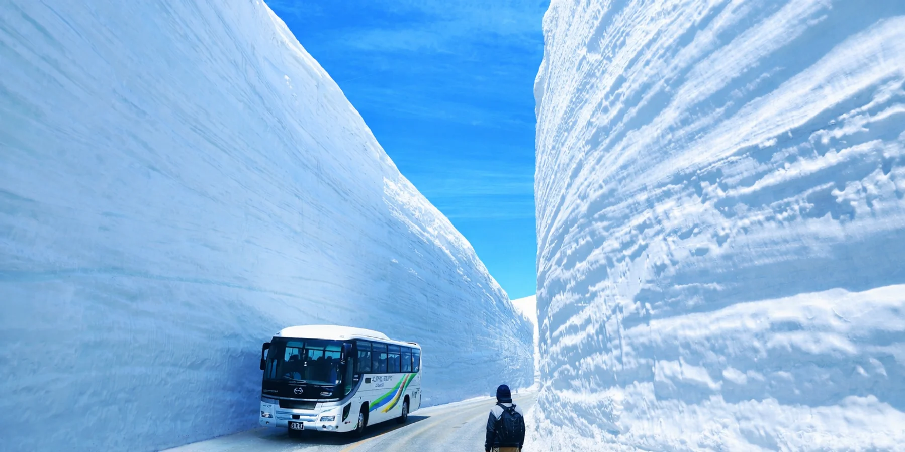 Wall of snow on the Tateyama Kurobe Alpine Route