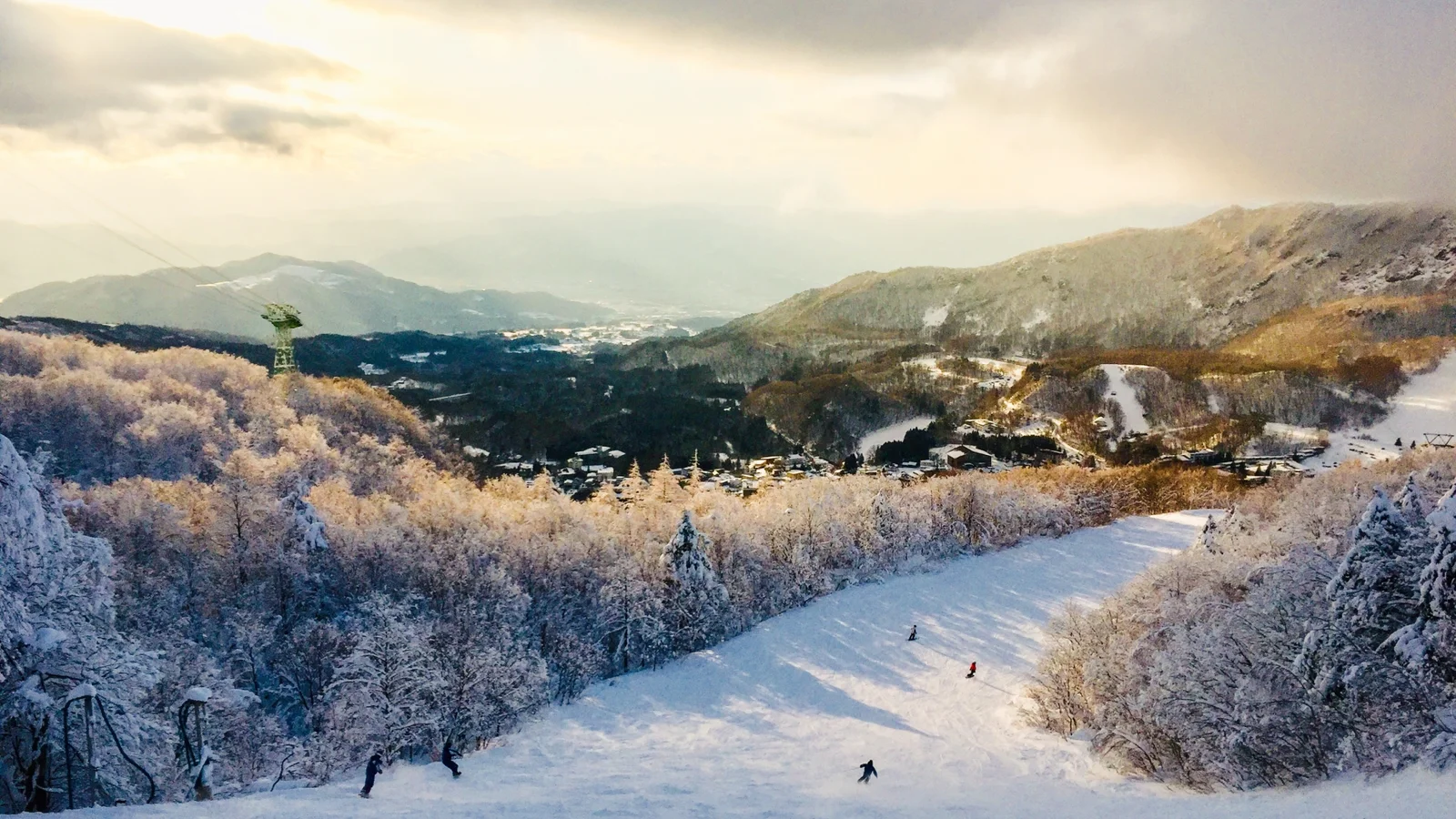 Shiga Kogen intermediate run looking down the valley