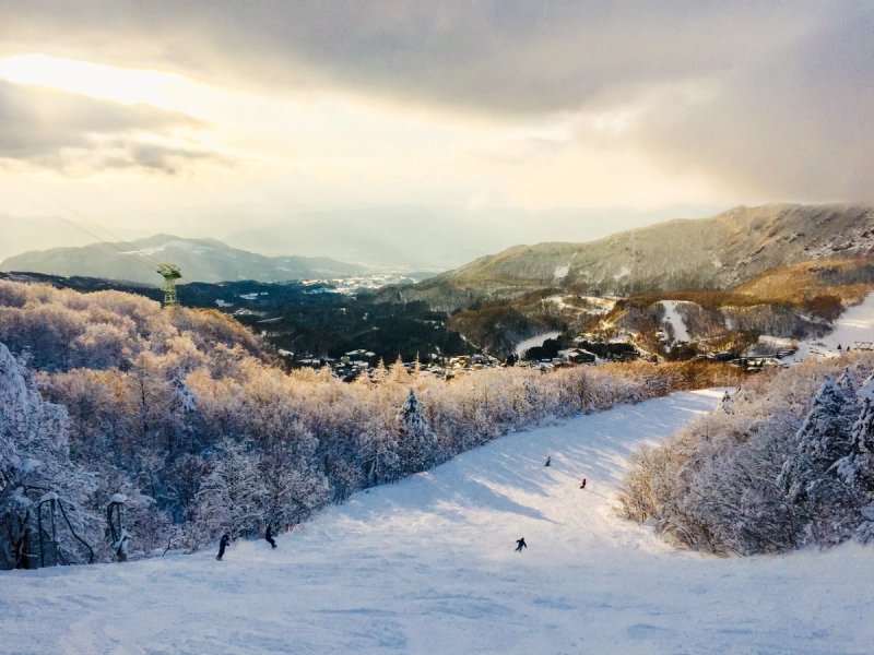 Shiga Kogen intermediate run looking down the valley