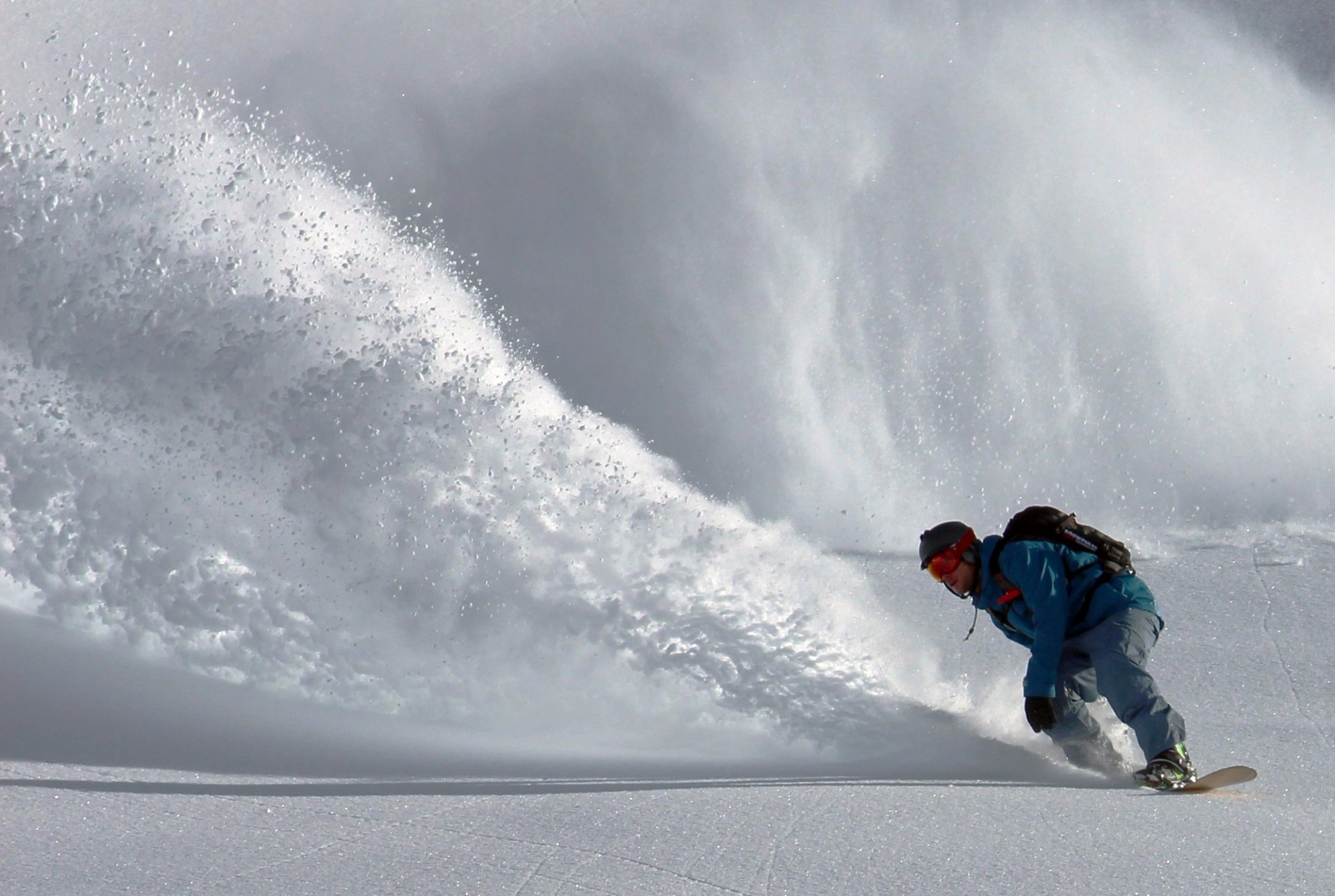 Snowboarder in front of an avalanche