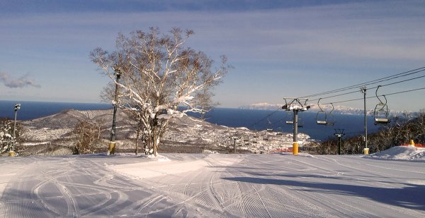 Otaru Tenguyama piste run with views of Ishikari Bay