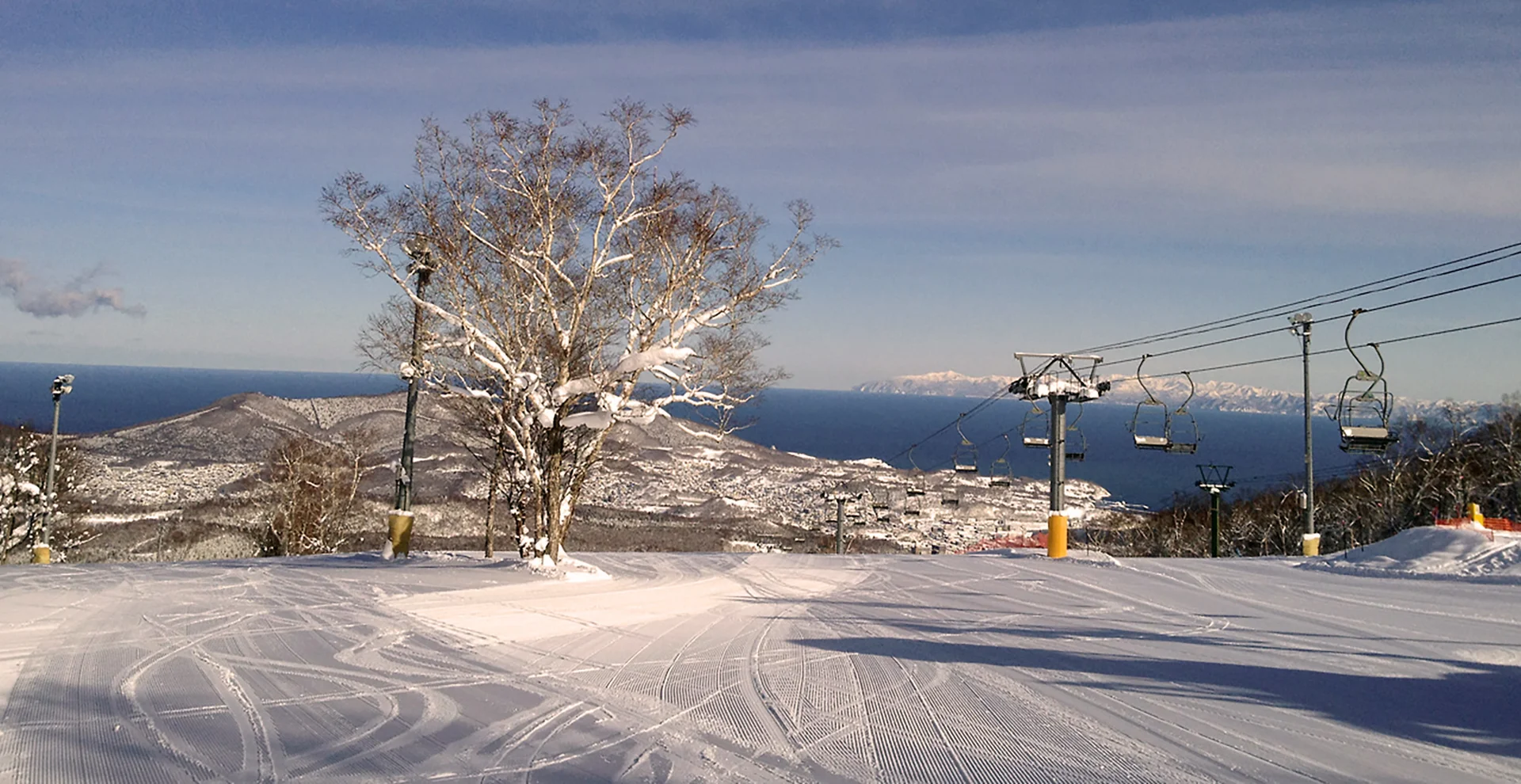 Otaru Tenguyama piste run with views of Ishikari Bay