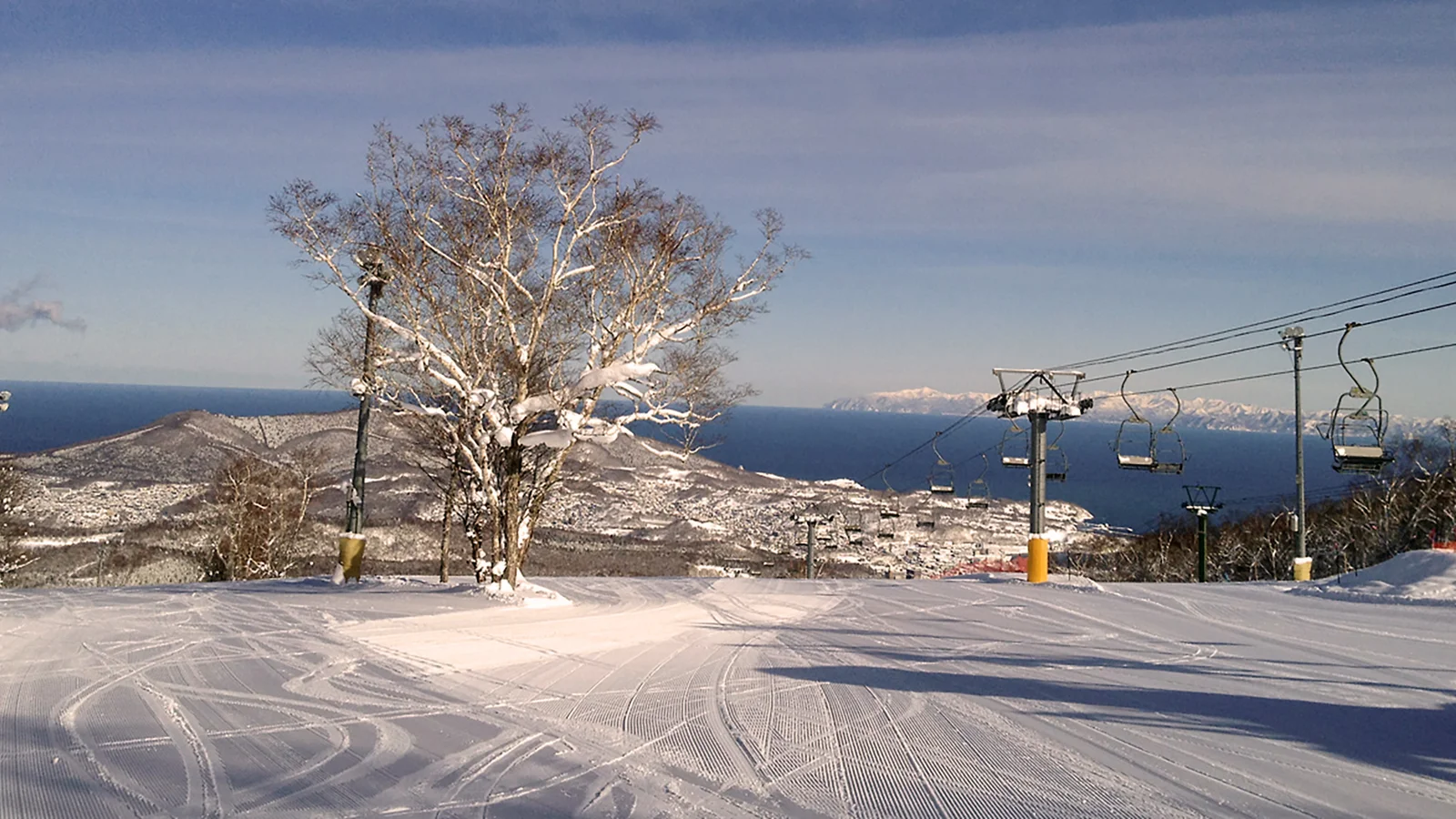 Otaru Tenguyama piste run with views of Ishikari Bay