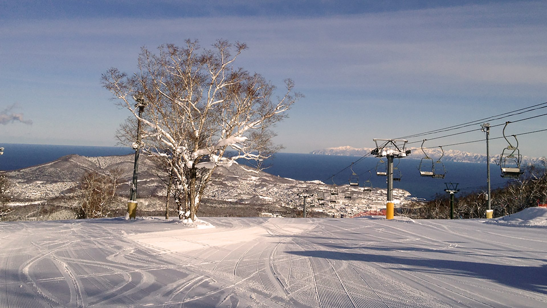 Otaru Tenguyama piste run with views of Ishikari Bay