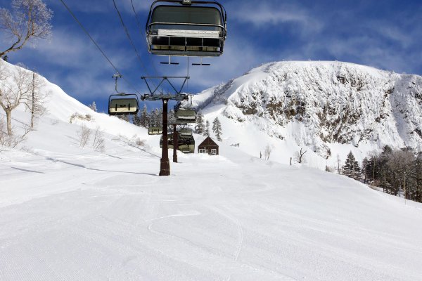 Chairlifts going up Kawaba Ski Resort