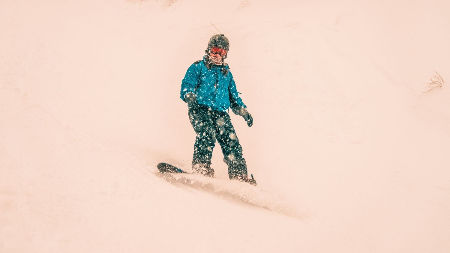 Beginner snowboarder in Japan with it dumping down japow