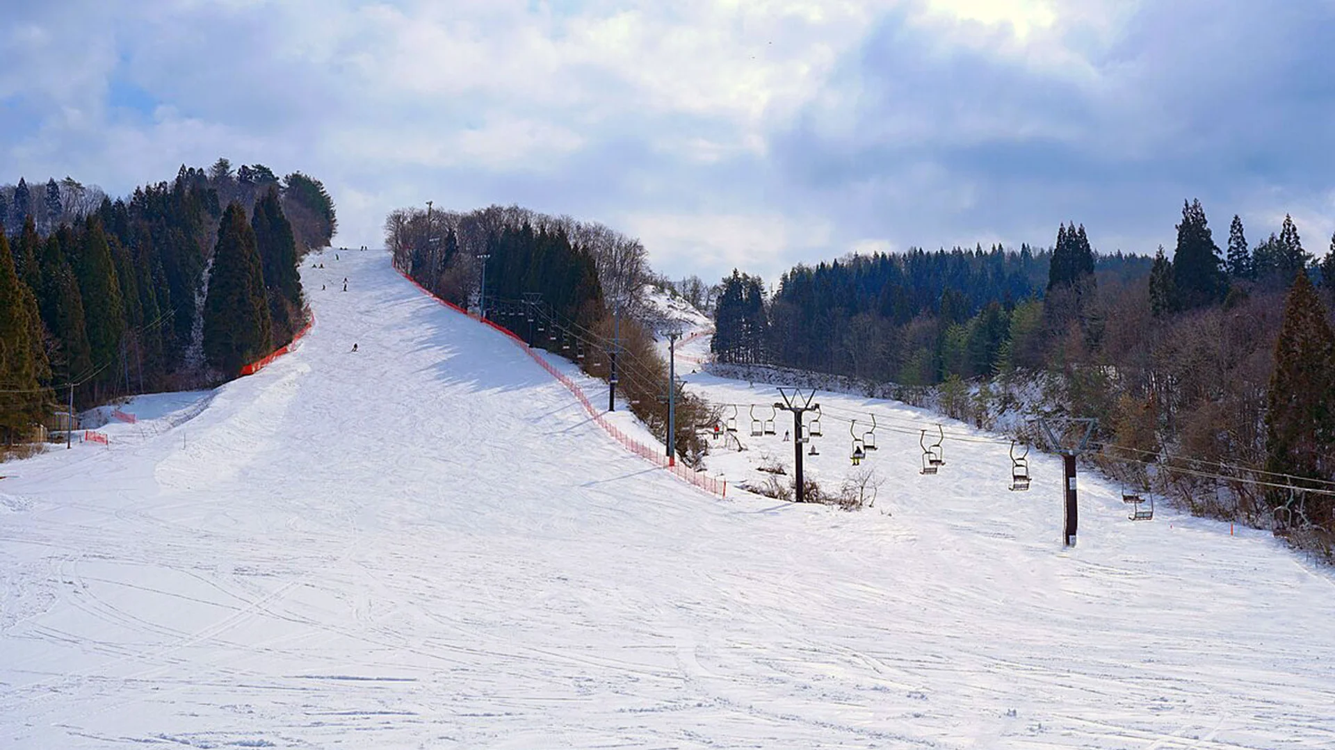 Kyowa Snow Area chairlift and piste run
