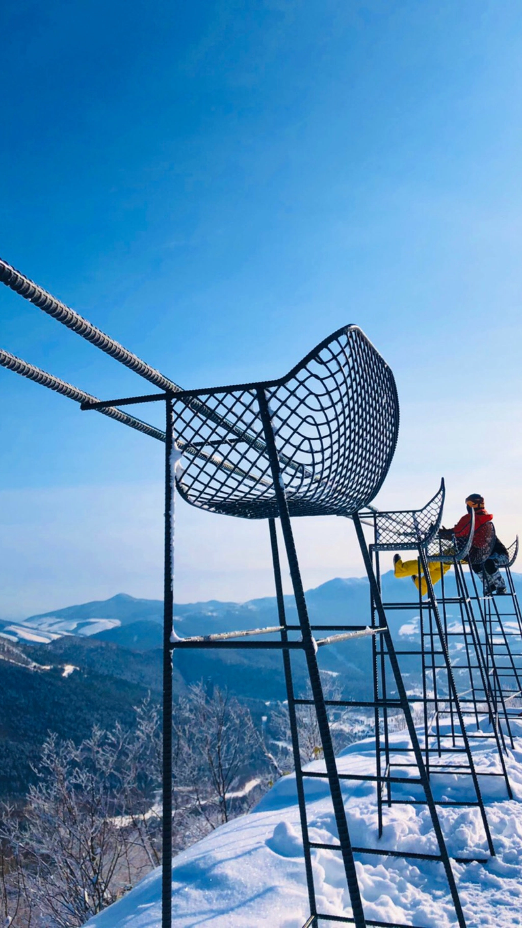 Why not try the enormous chairs to enjoy the Tomamu view