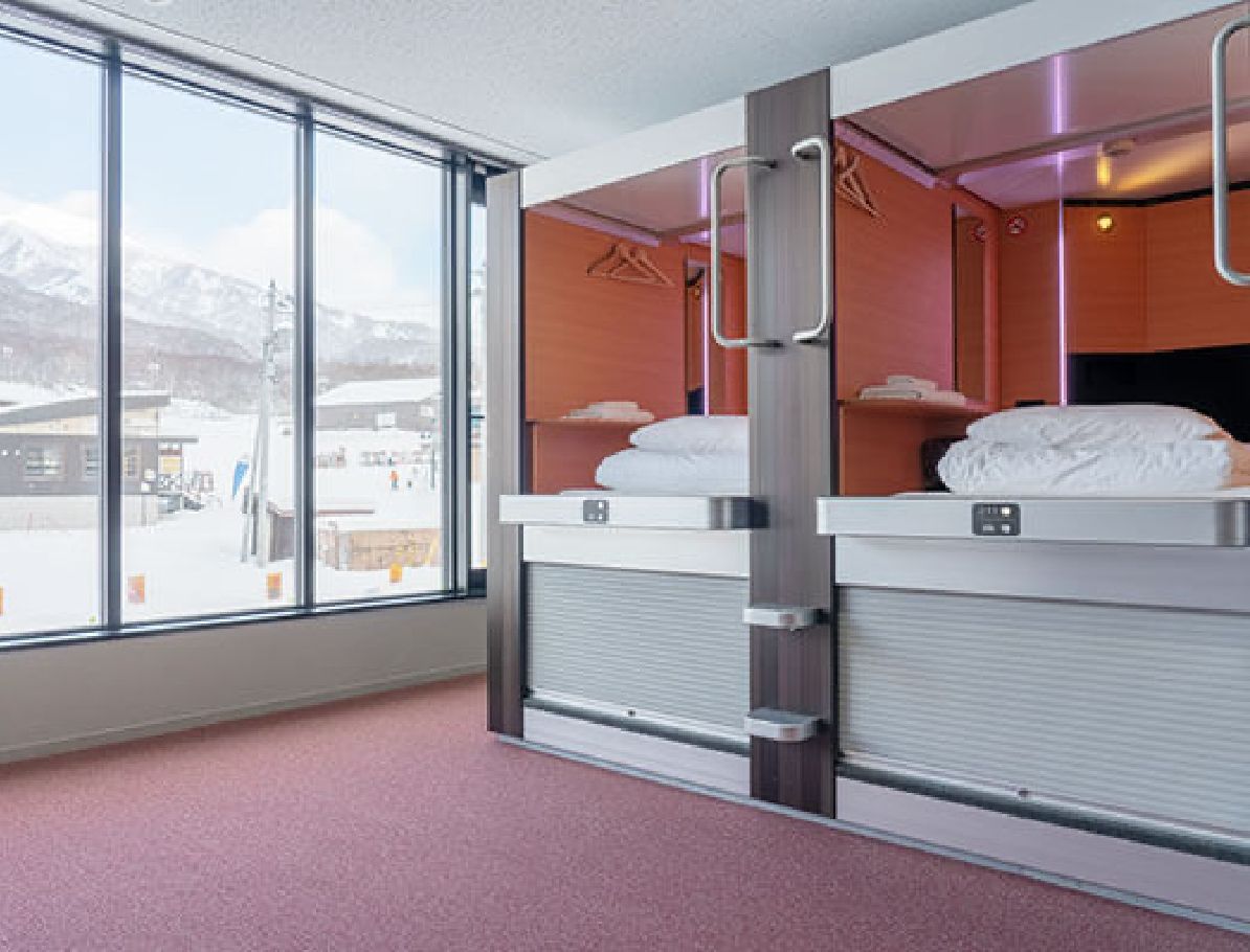 Capsule accommodation with storage for ski gear