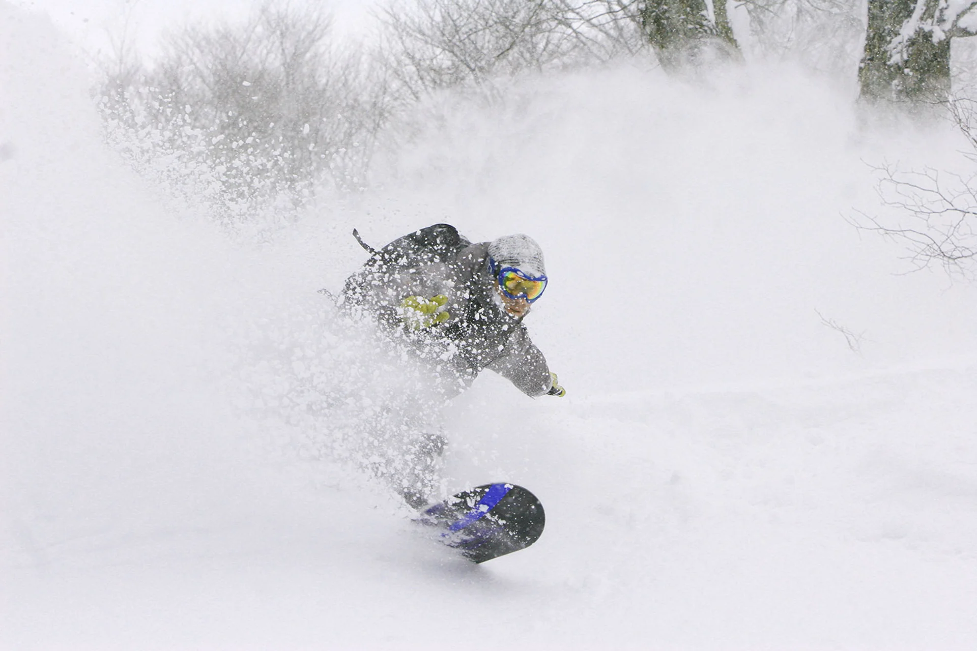 Snowboarder in powder at Esashi Shiei Koeji