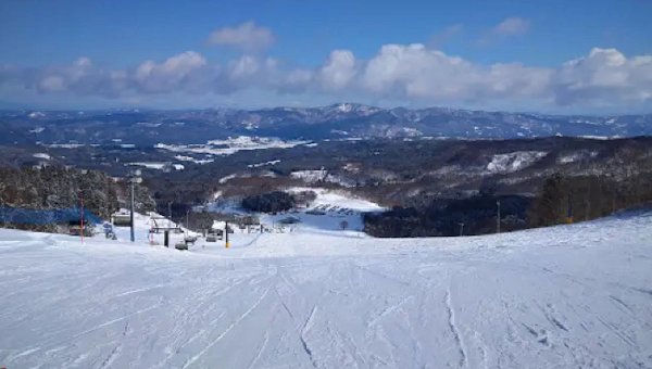 Chokai Kogen Yashima Piste run overlooking the valley