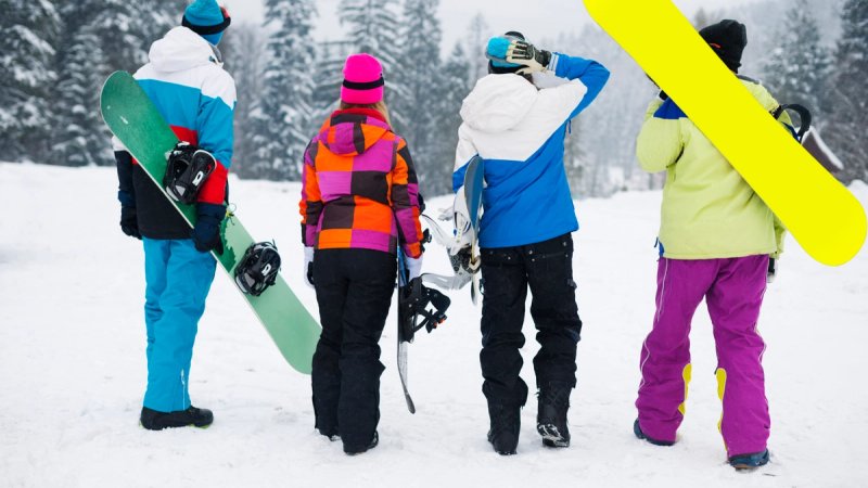 Ski instructor giving an English ski lesson on a snowy Japanese mountain