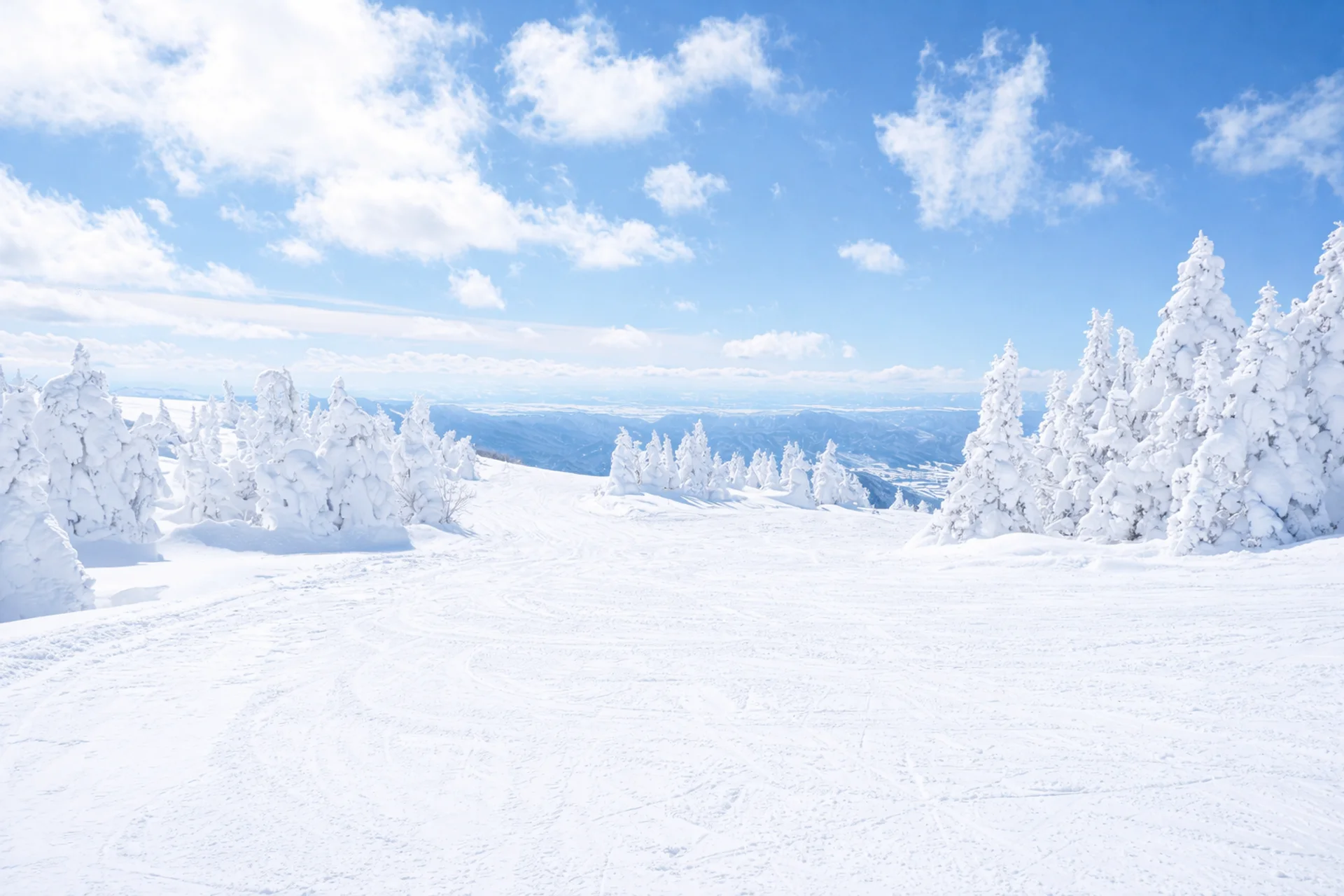 Empty ski run at Zao Liza World