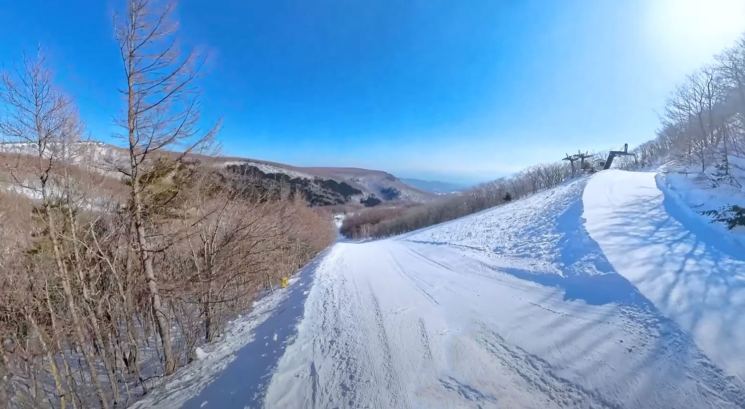 Adatara Kogen piste run on a beautiful day
