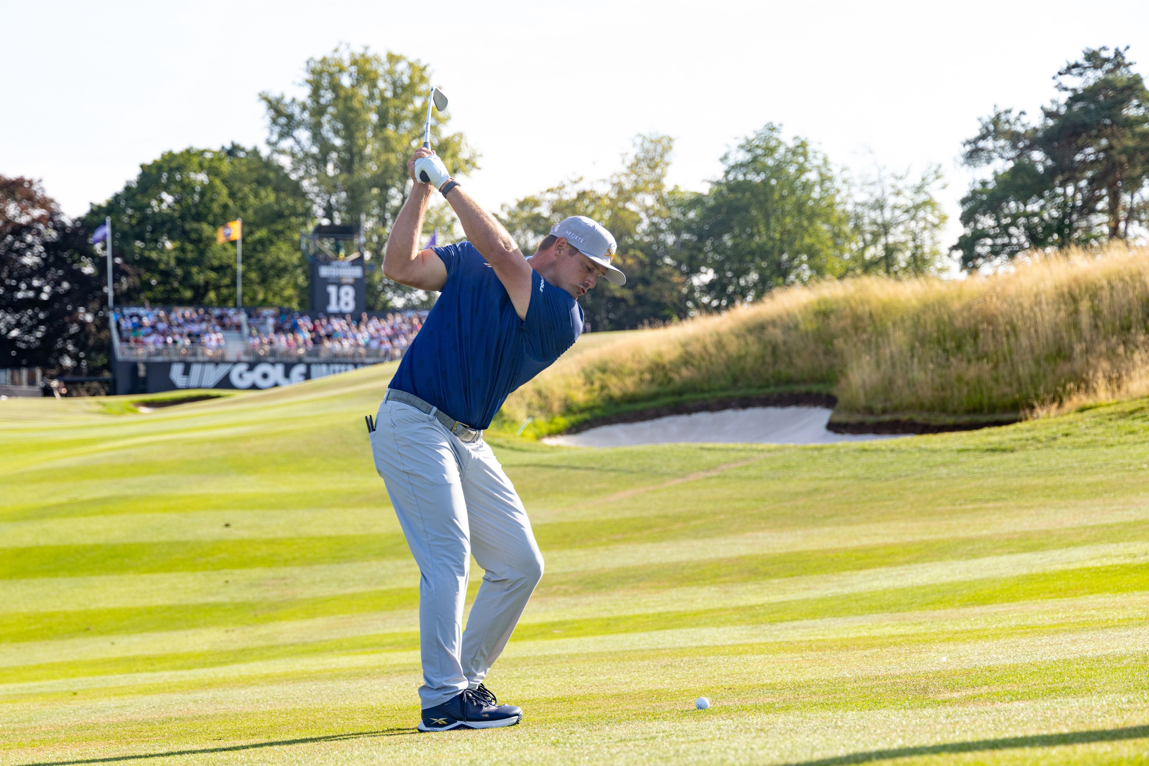 Bryson DeChambeau está a cuatro golpes de distancia al comenzar el sábado en LIV Golf UK.