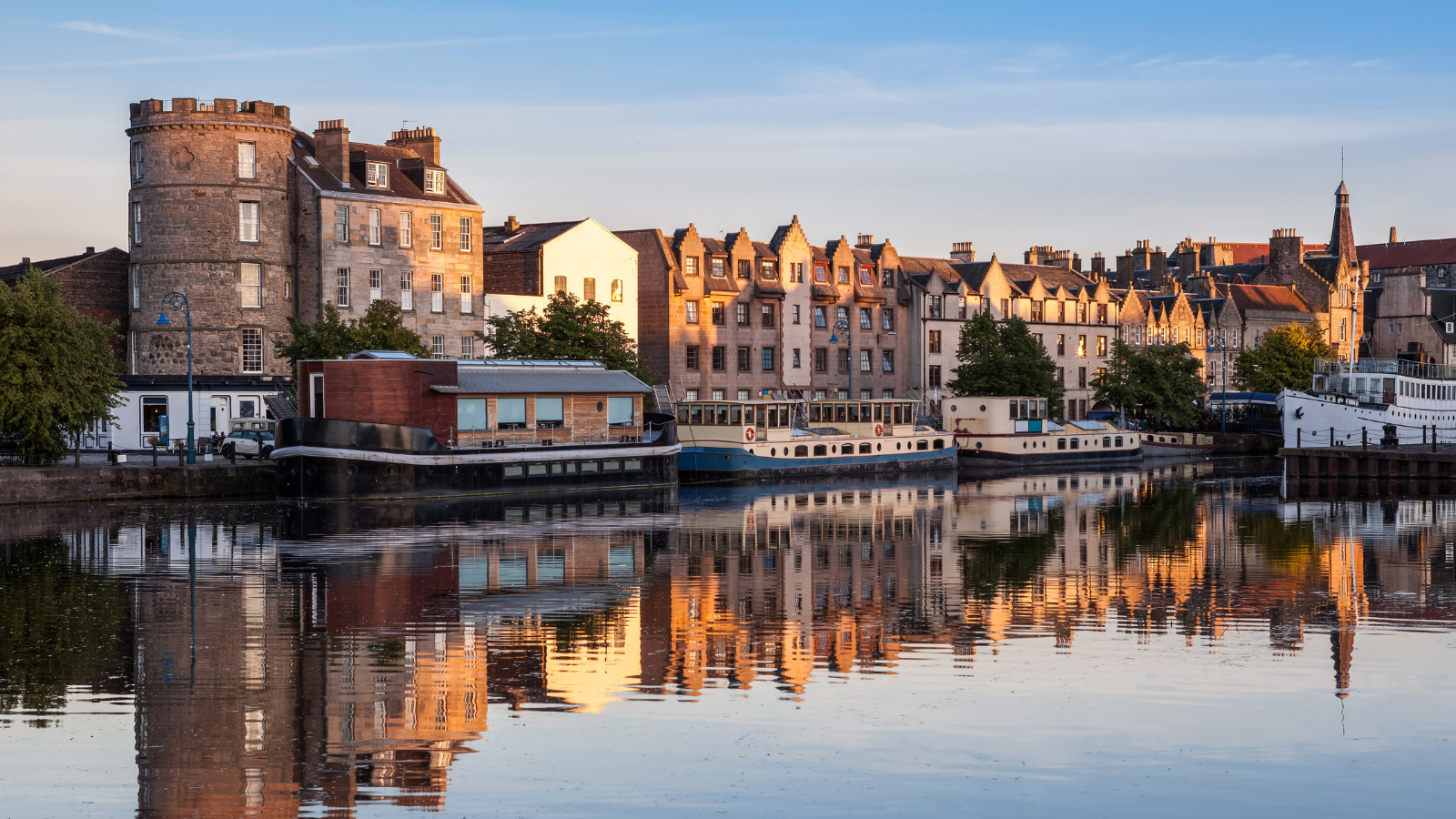 Du lịch Edinburgh giá rẻ: Khám phá thành phố cổ kính với ngân sách tiết kiệm