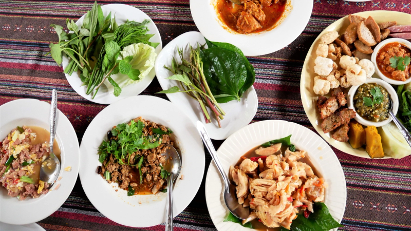 Khám Phá Ẩm Thực Chiang Mai Mùa Khô: Hành Trình Vị Giác Đầy Màu Sắc Từ Chợ Đêm Đến Quán Cà Phê Sống Ảo