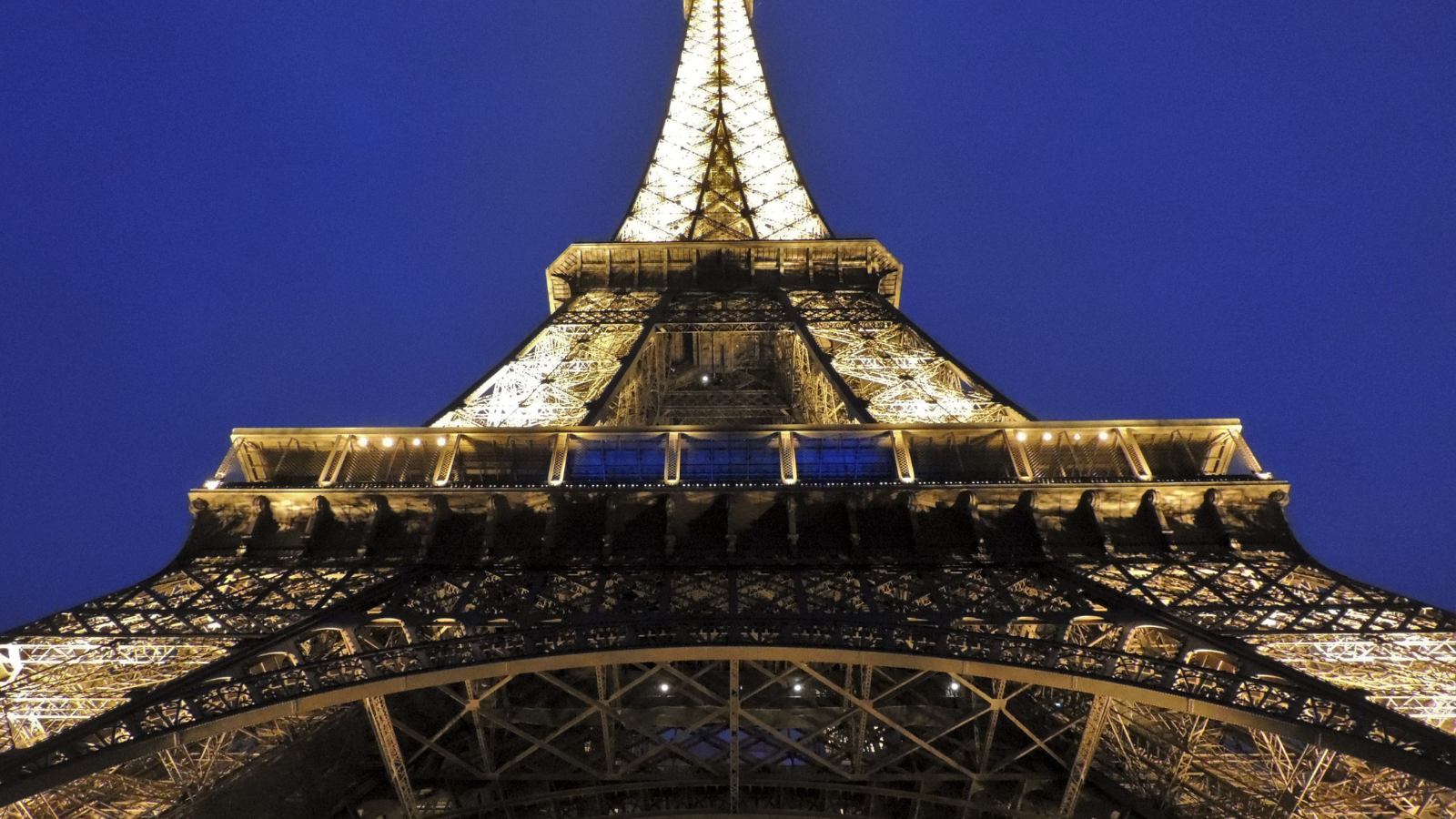 Khám Phá Paris Về Đêm: Những Trải Nghiệm Không Thể Bỏ Lỡ