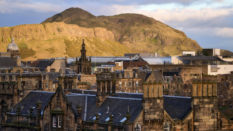 Đi bộ khám phá Edinburgh mùa xuân: Những cung đường đẹp nhất và hành trình lịch sử mê hoặc