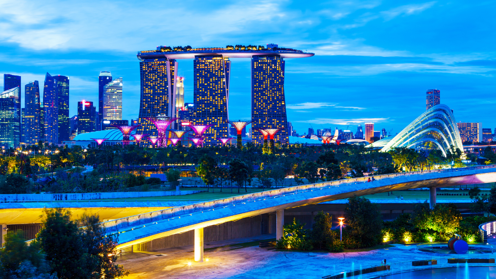 Khám Phá Kiến Trúc Độc Đáo Singapore Về Đêm: Hành Trình Ánh Sáng Và Cảm Xúc