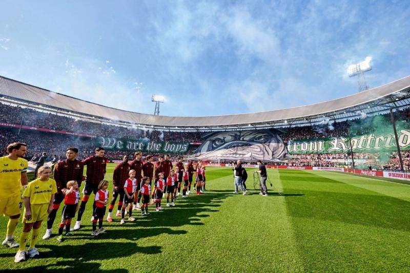 Feyenoord spelers met de sfeeractie op de achtergrond in de Kuip