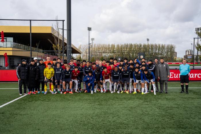 Gemixte teamfoto Boin High School en Feyenoord O17 tijdens oefenwedstrijd
