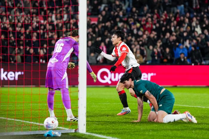 Ueda juicht na goal 061225