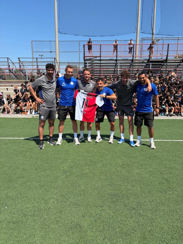 Group photo Feyenoord camp Toronto staf