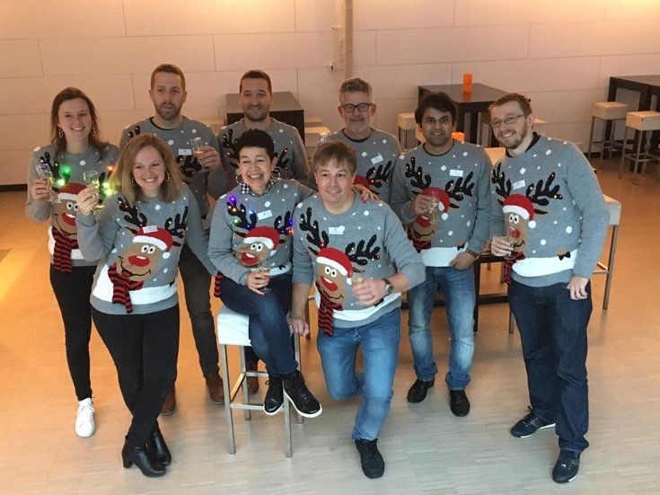 Personeel van ING tijdens het eindejaarsfeest