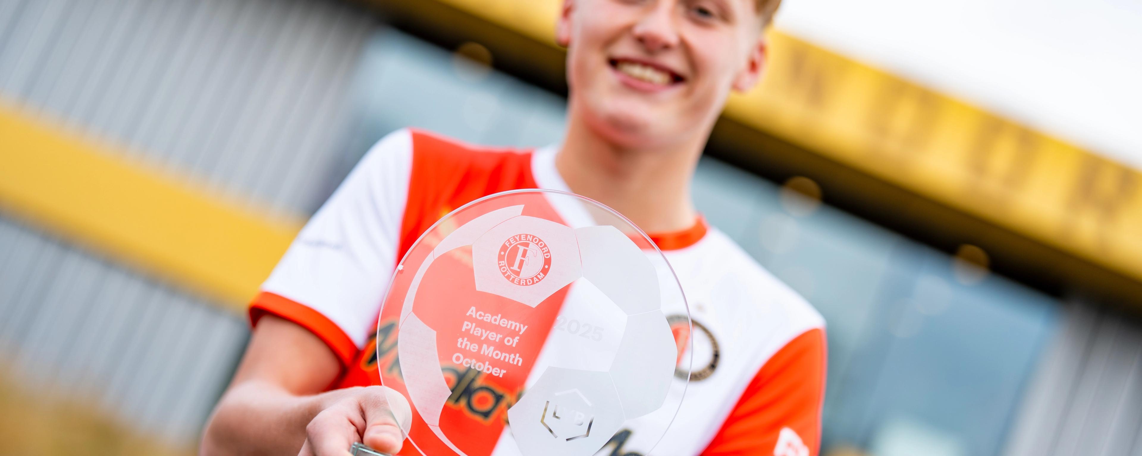 Boaz Plantinga van Feyenoord O17 toont de LYB POTM