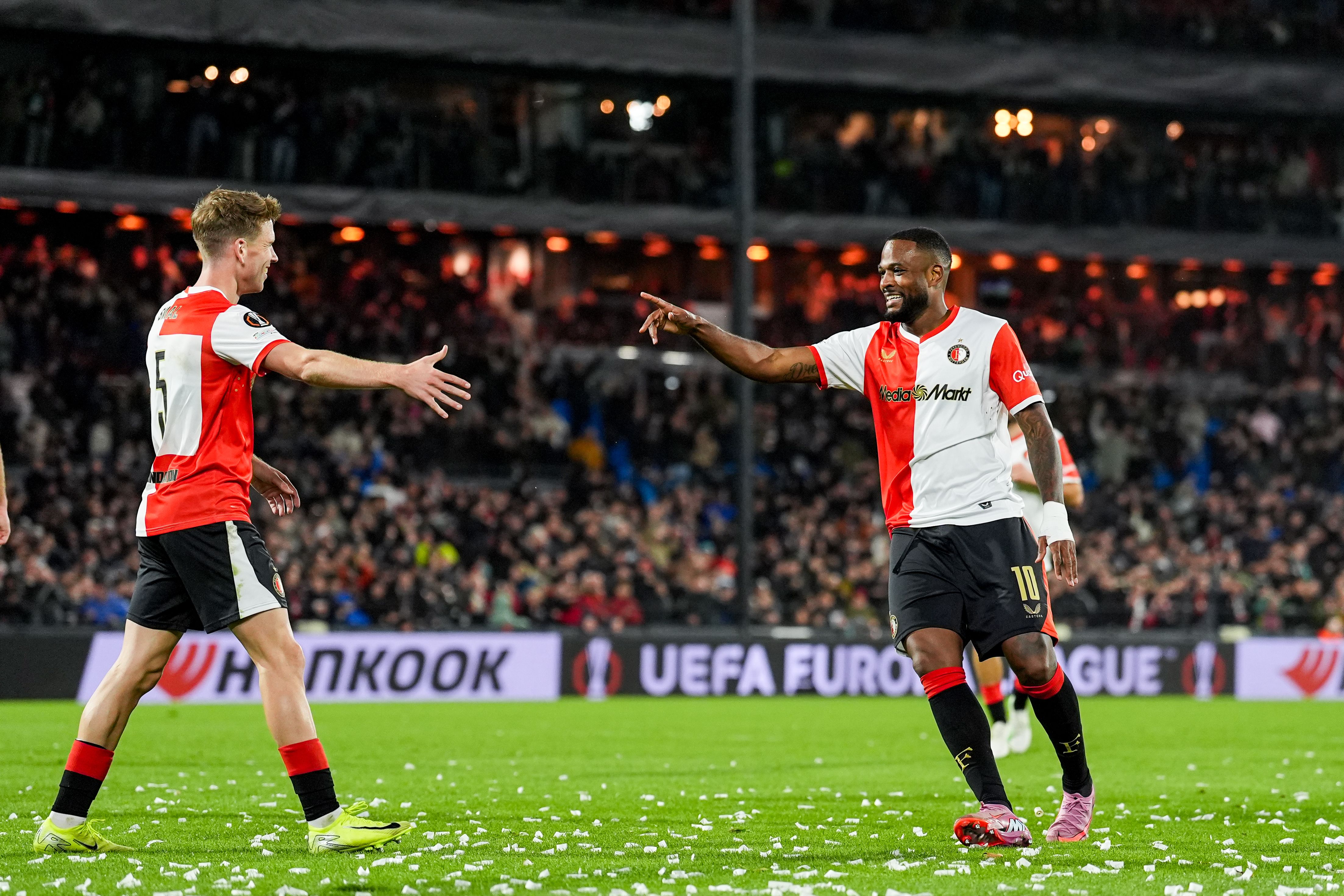 Smal en Larin juichen na goal