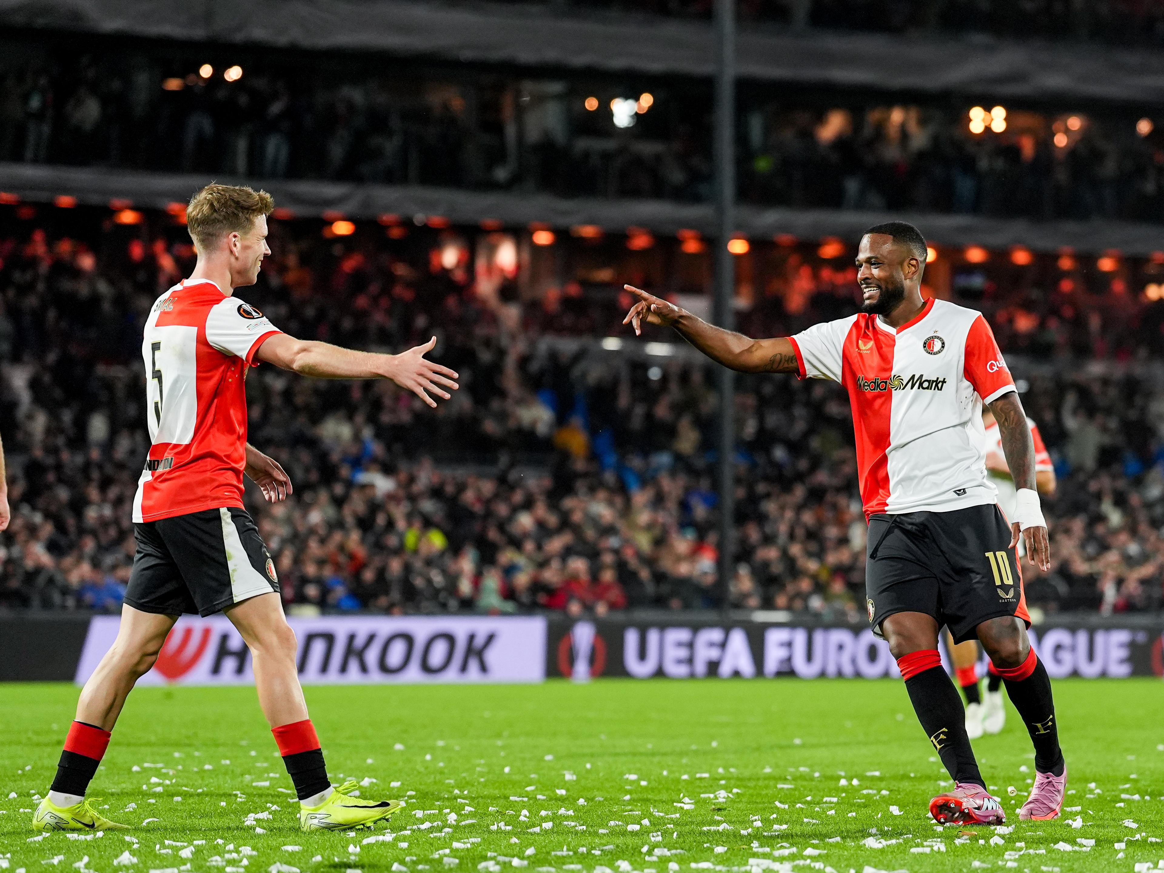 Smal en Larin juichen na goal