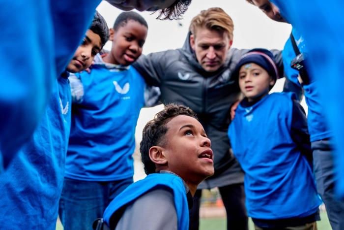 Maatschappelijk Glenn Loovens met kids teambespreking 261125