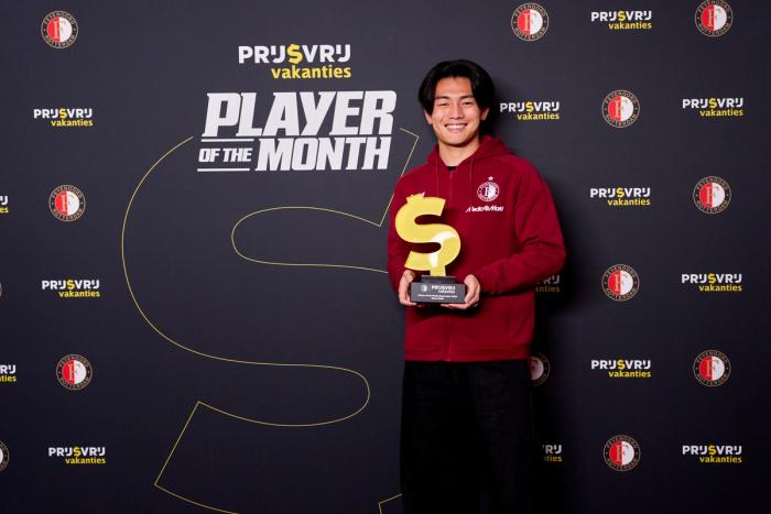 Ayase Ueda houdt de speler van de maand-trofee voor zich