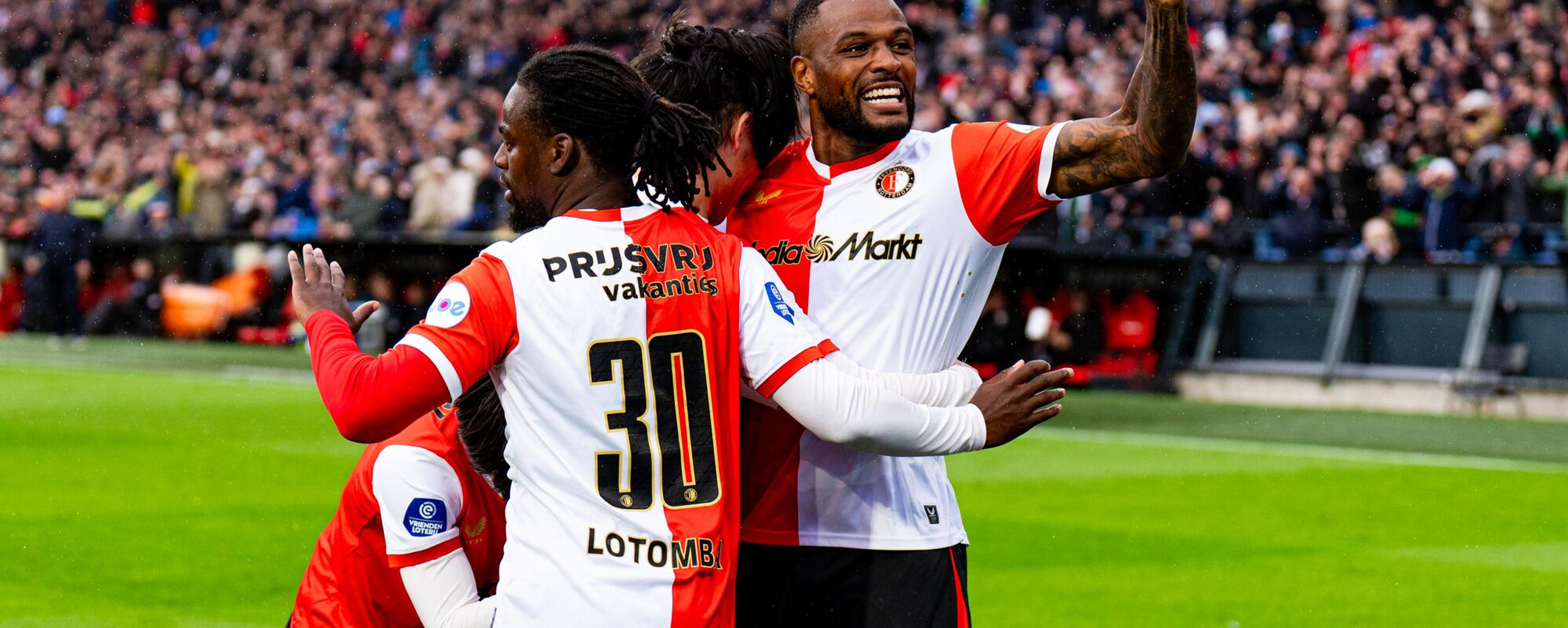 Feyenoors-spelers vieren het doelpunt van Ayase Ueda in De Kuip