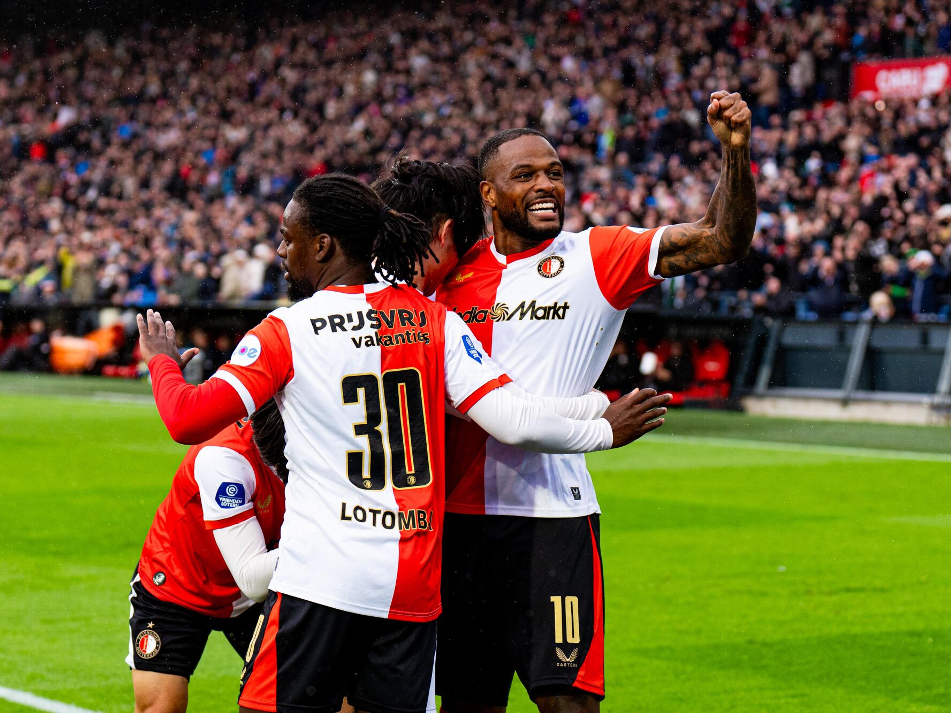 Feyenoors-spelers vieren het doelpunt van Ayase Ueda in De Kuip