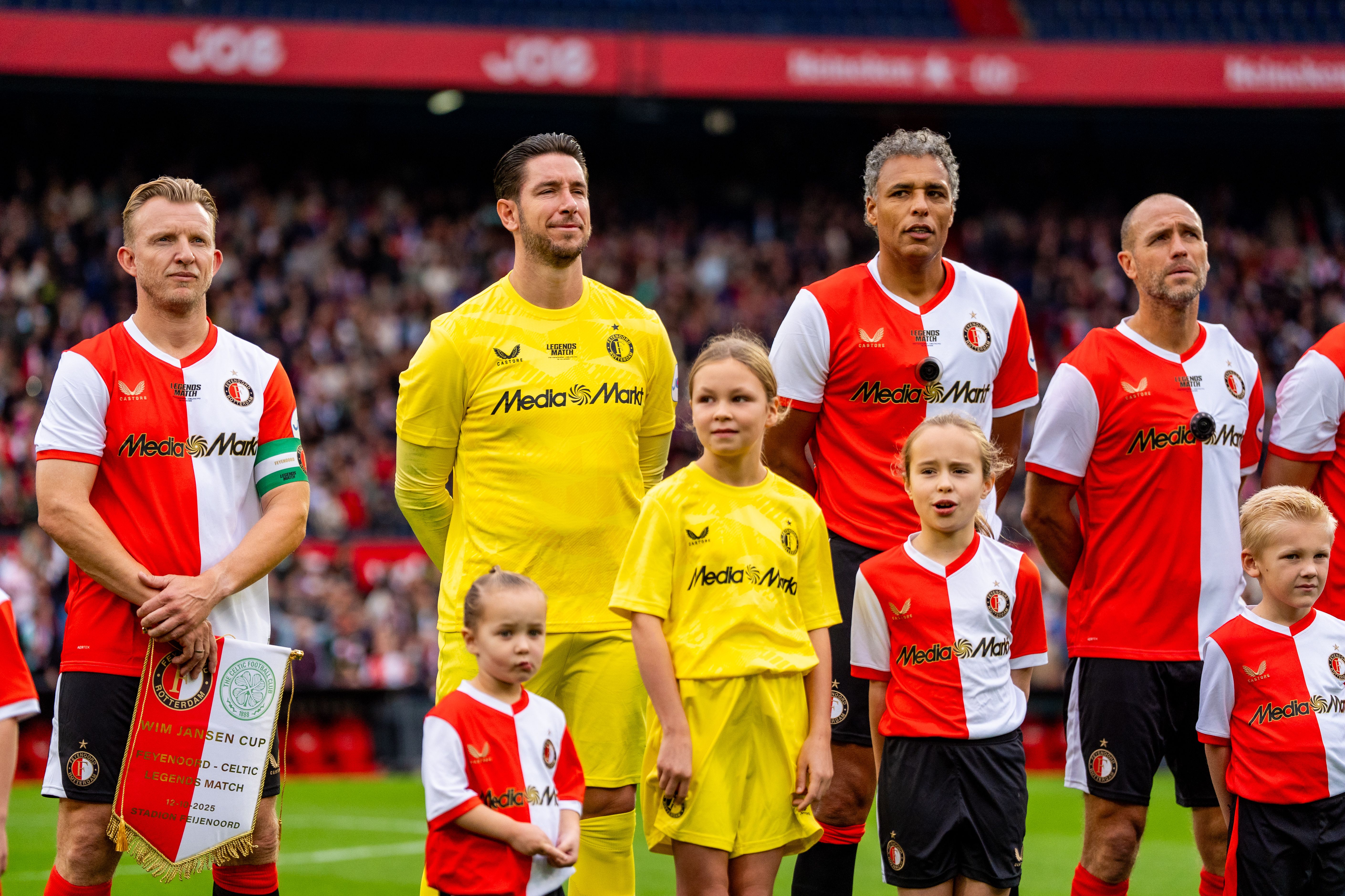 Line-up van Feyenoord Legends spelers met o.a. Kuyt, Jones, Van Hooijdonk en Paauwe