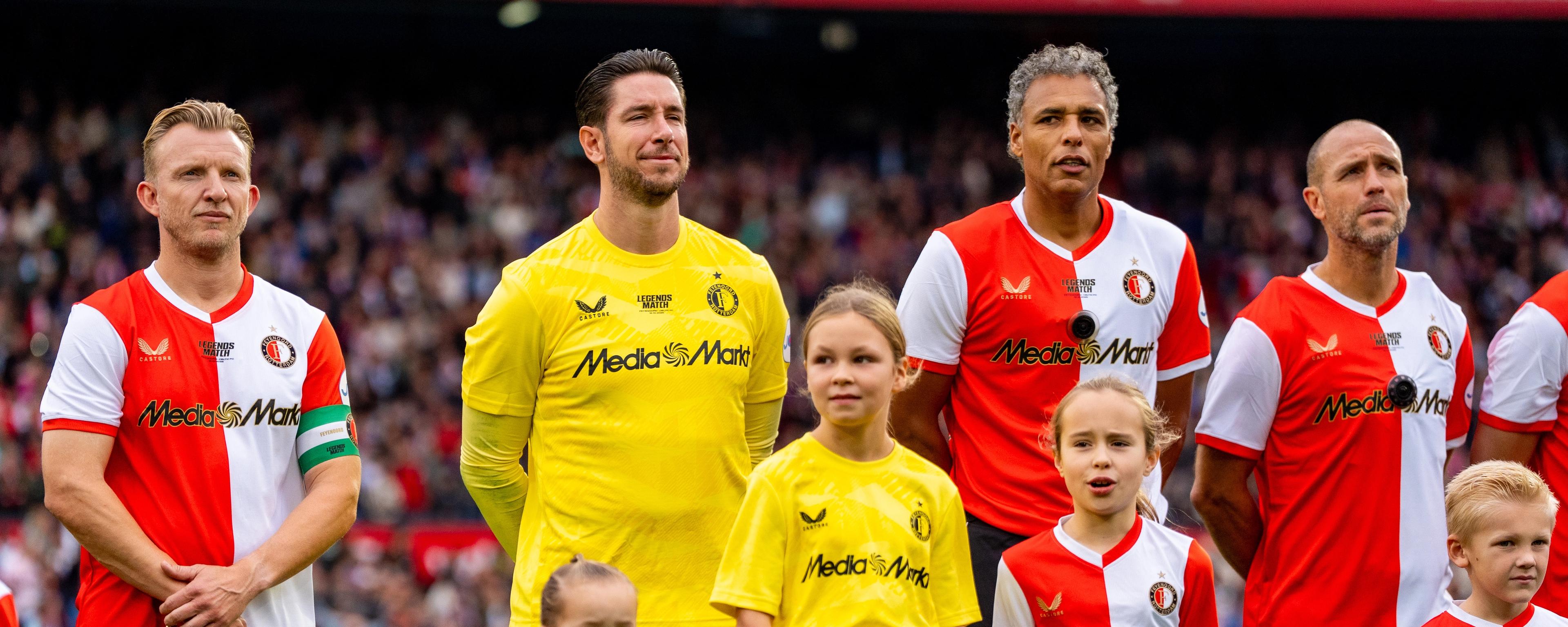Line-up van Feyenoord Legends spelers met o.a. Kuyt, Jones, Van Hooijdonk en Paauwe