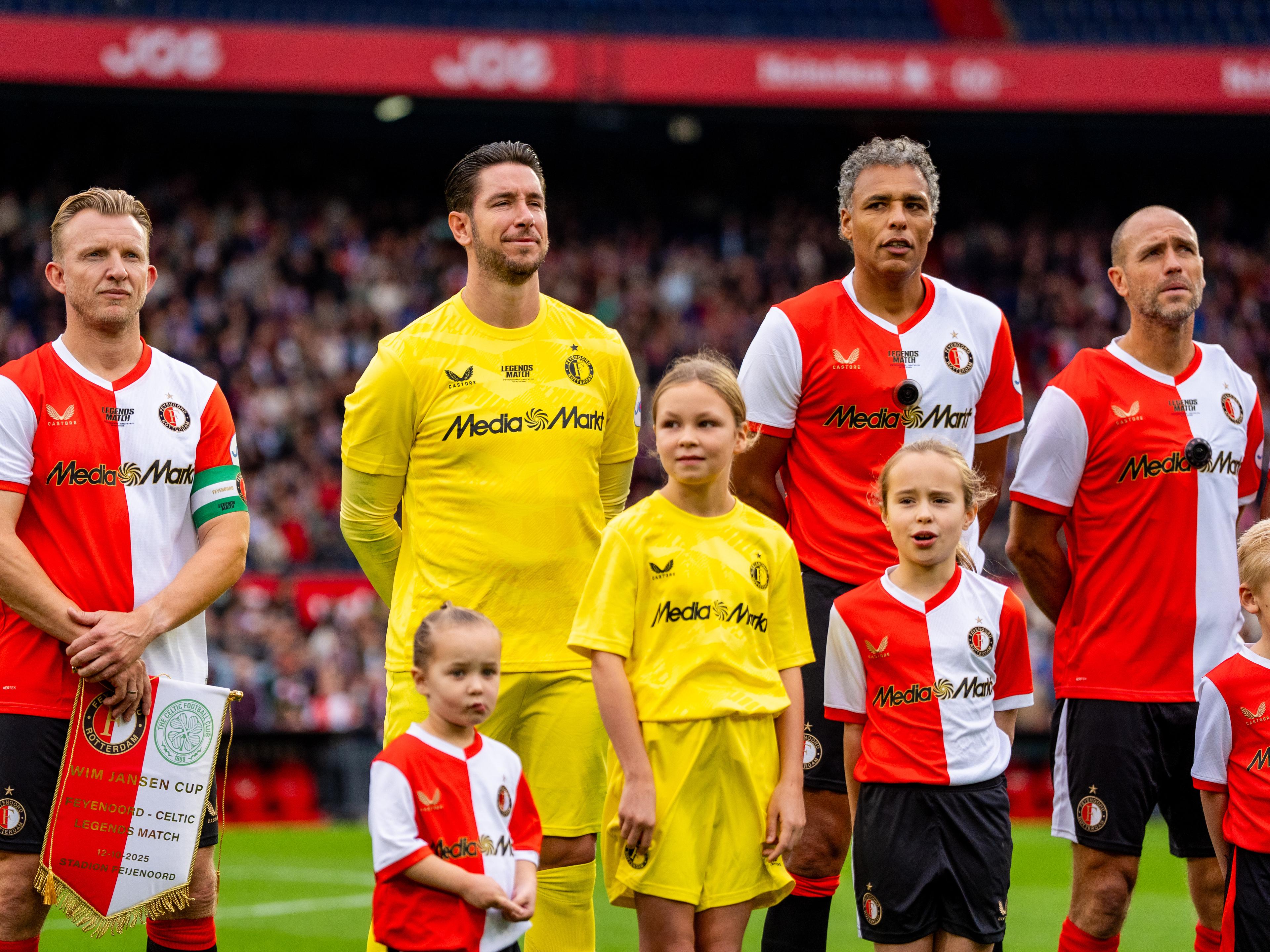 Line-up van Feyenoord Legends spelers met o.a. Kuyt, Jones, Van Hooijdonk en Paauwe