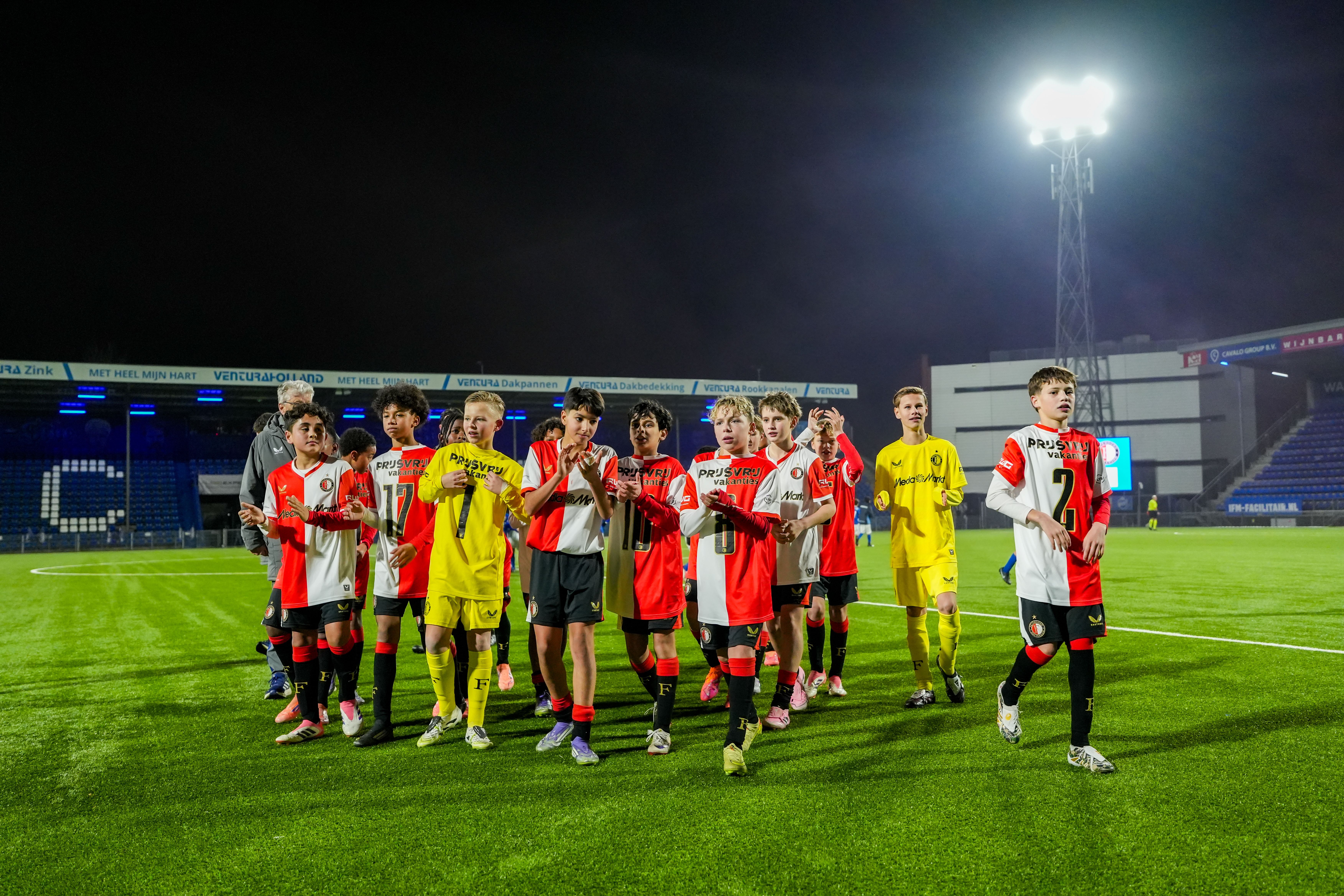 O13 bedanken supporters na kroning tot kampioen