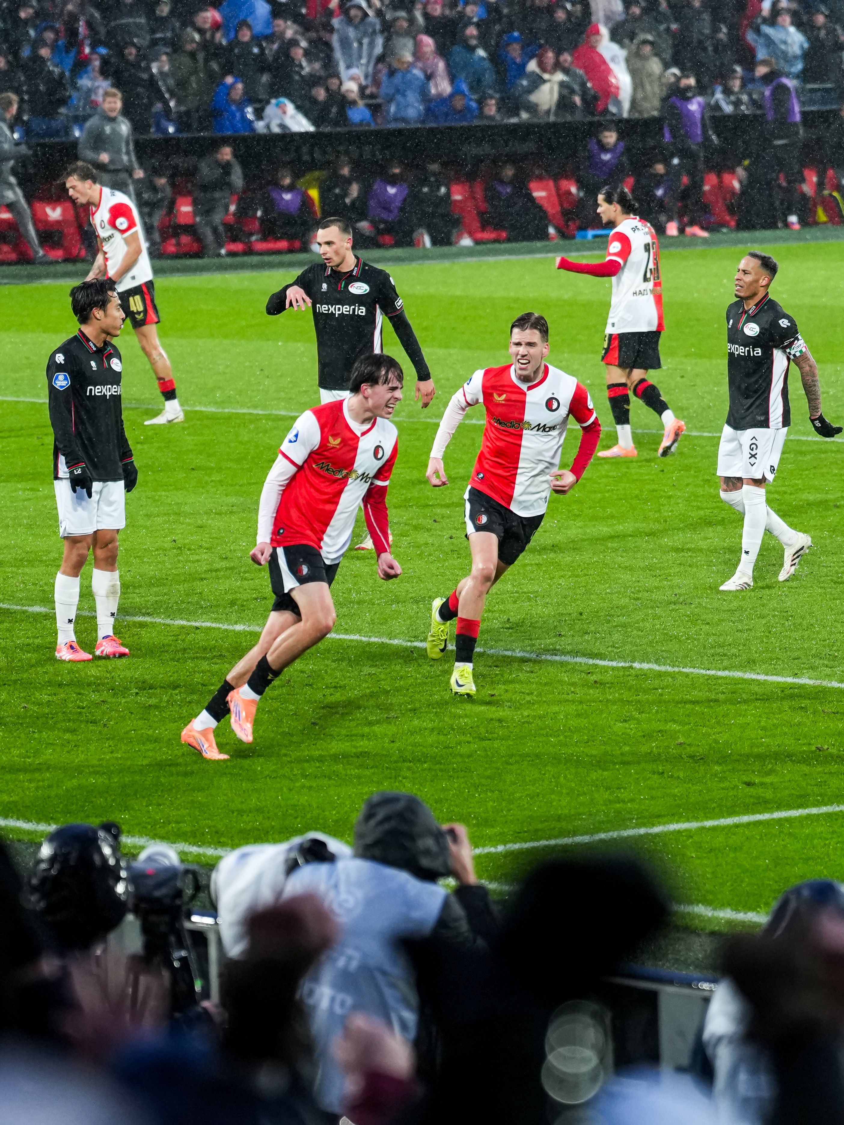 Feyenoors-spelers vieren het doelpunt van Ayase Ueda in De Kuip