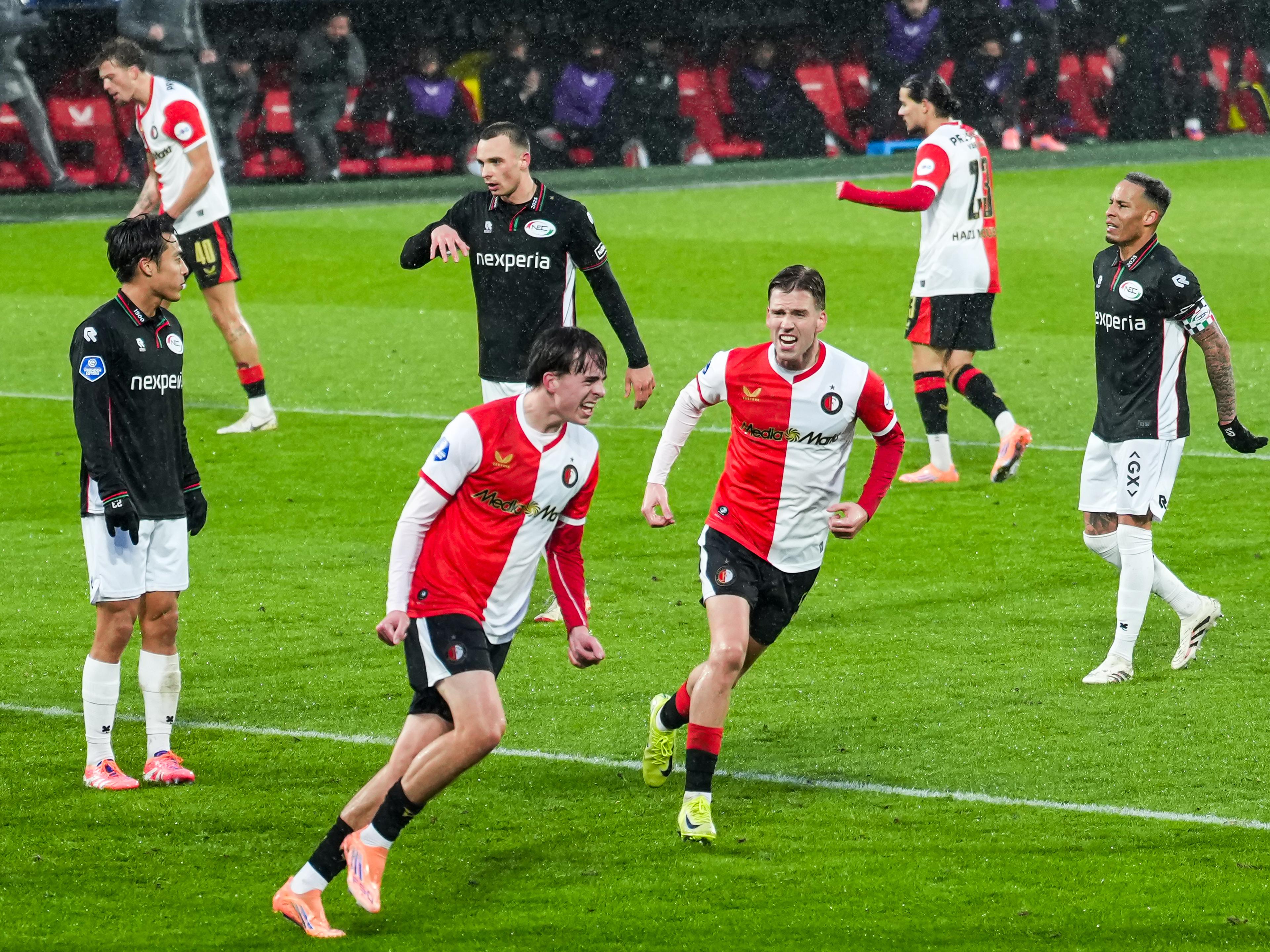Feyenoors-spelers vieren het doelpunt van Ayase Ueda in De Kuip
