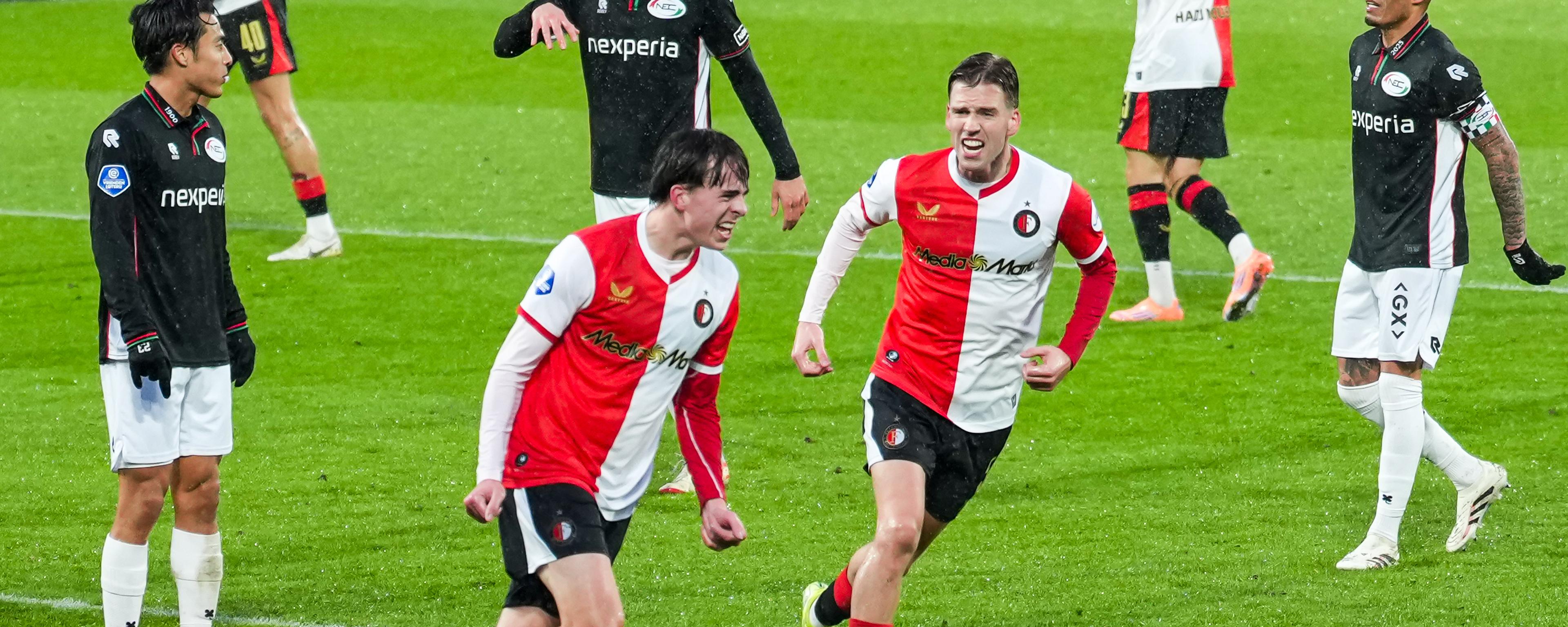 Feyenoors-spelers vieren het doelpunt van Ayase Ueda in De Kuip