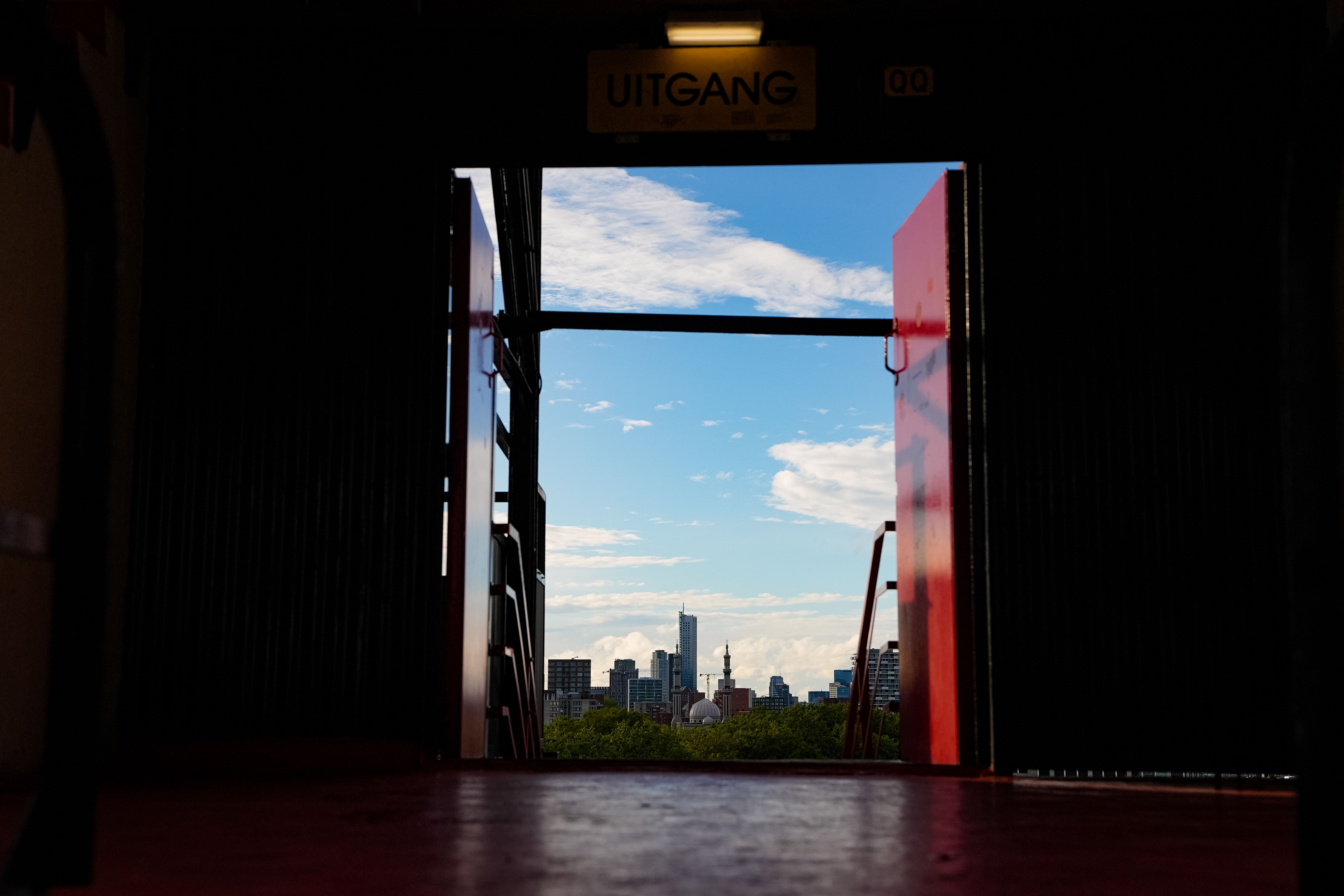 Foto vanuit De Kuip met zicht op skyline van Rotterdam