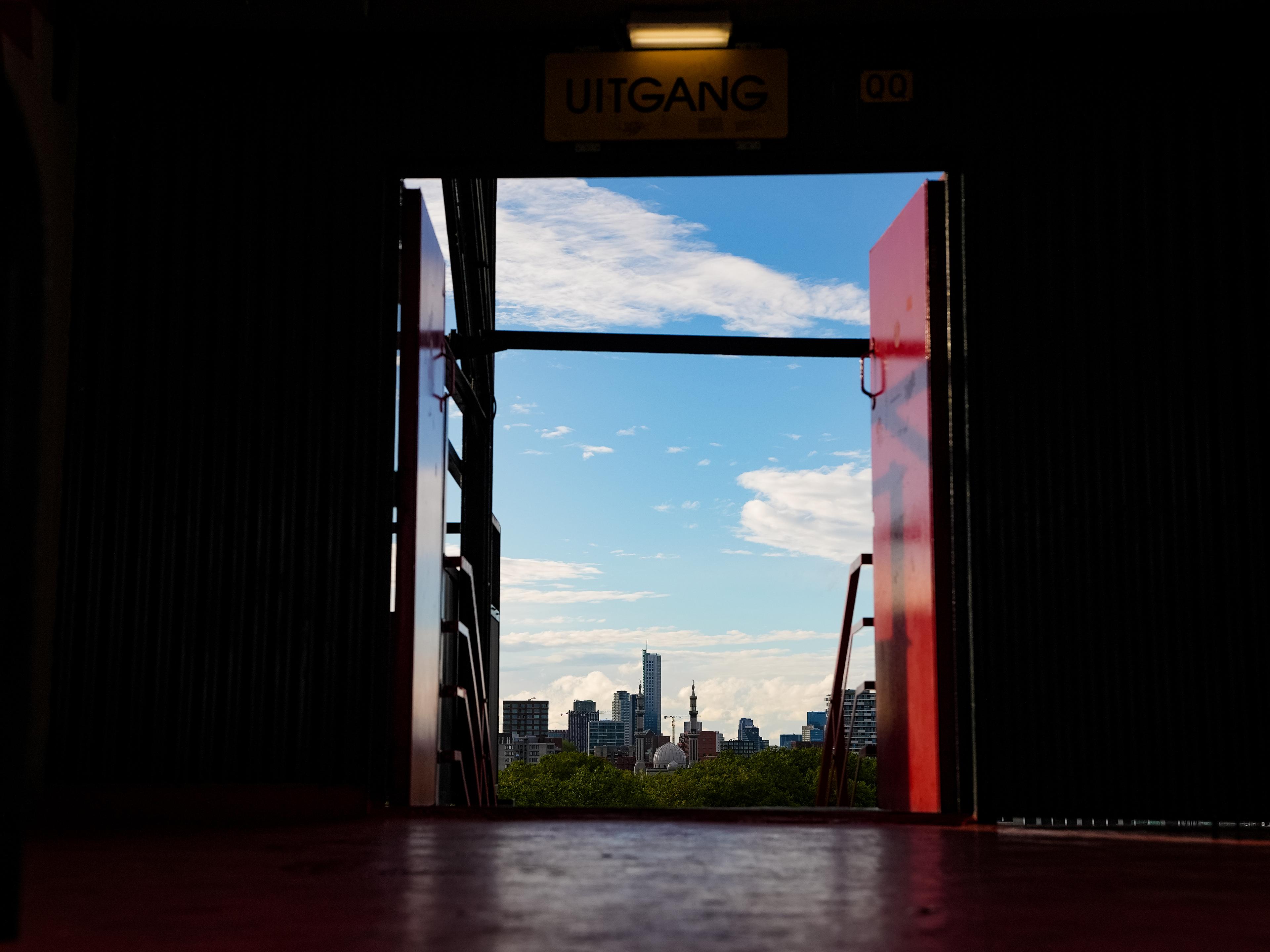 Foto vanuit De Kuip met zicht op skyline van Rotterdam
