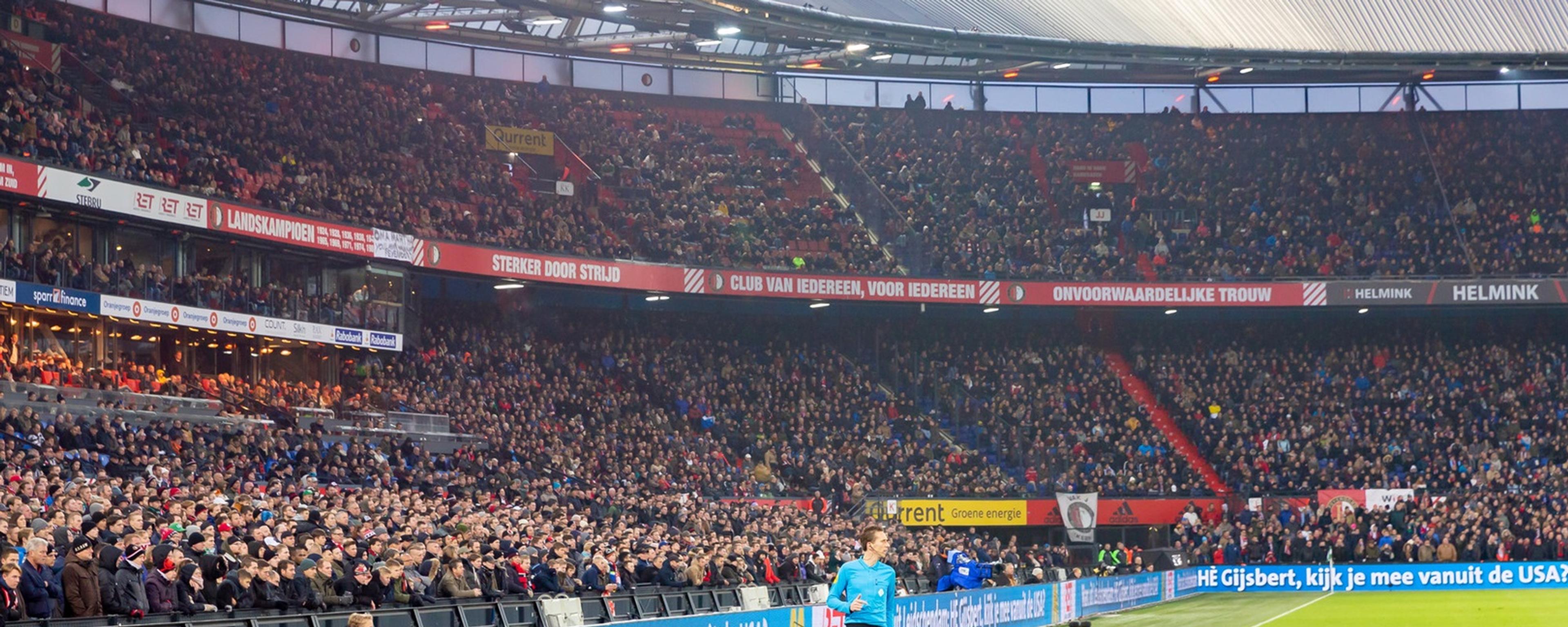 Palen en netten weg uit De Kuip