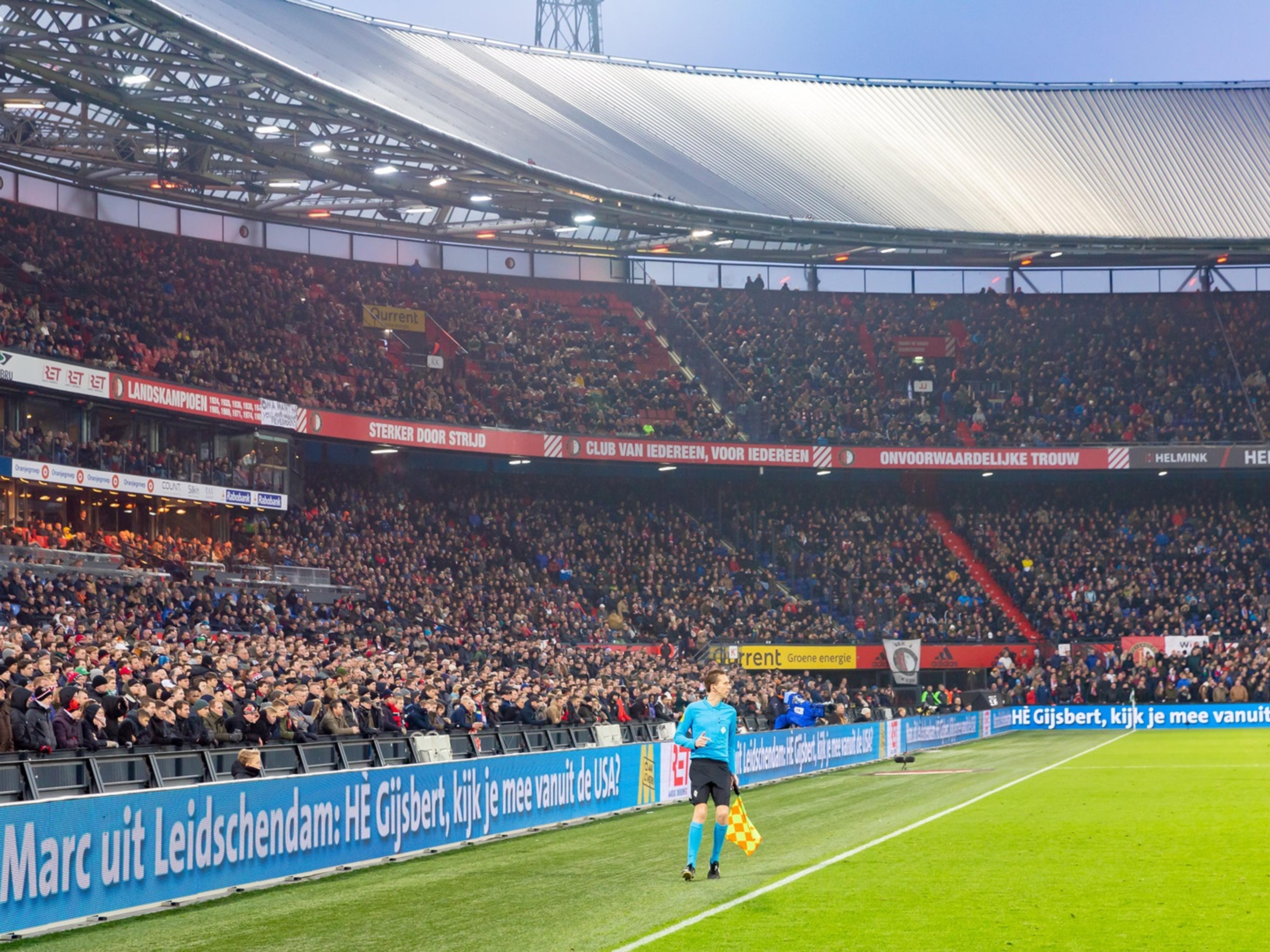 Palen en netten weg uit De Kuip
