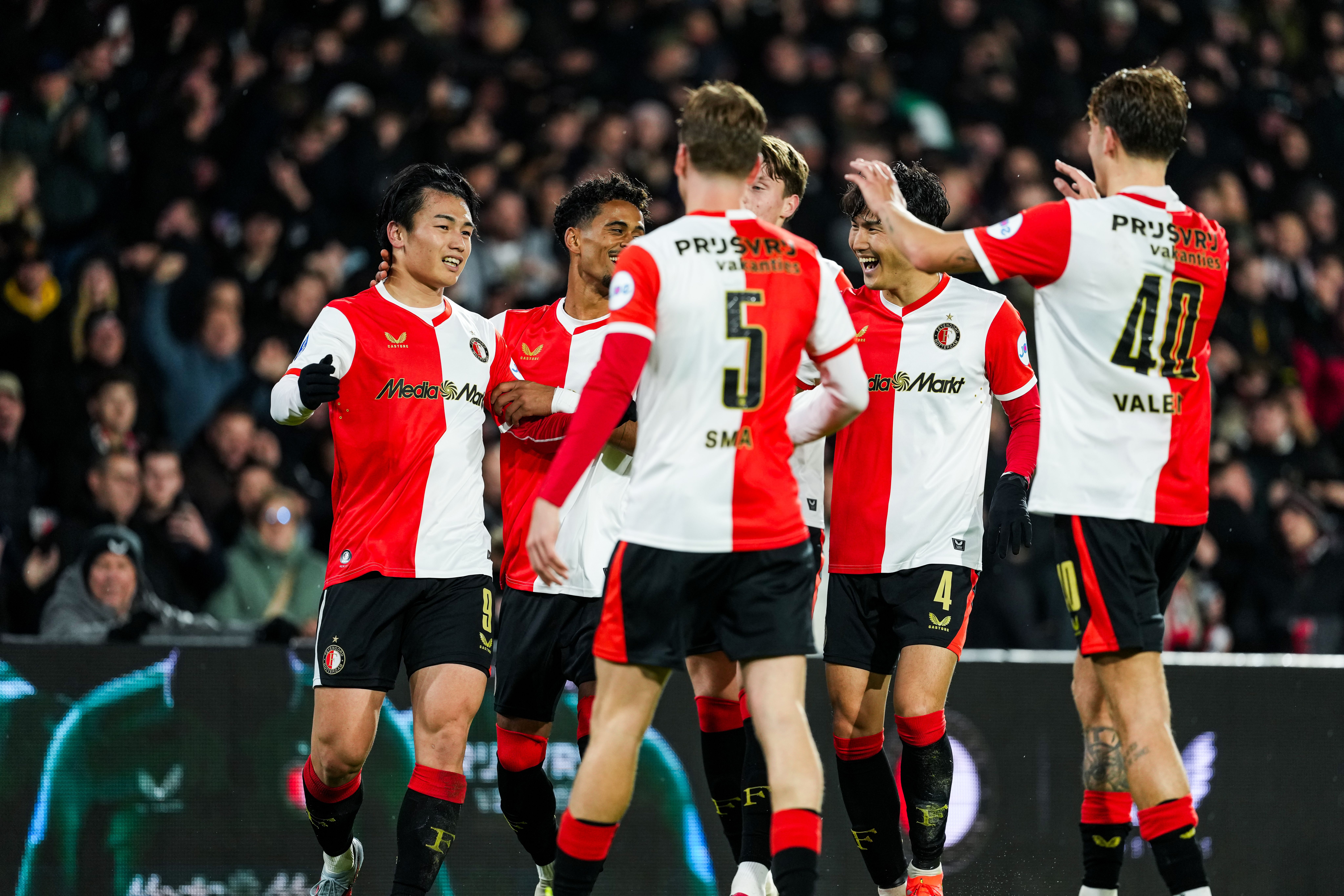 Feyenoors-spelers vieren een doelpunt in De Kuip