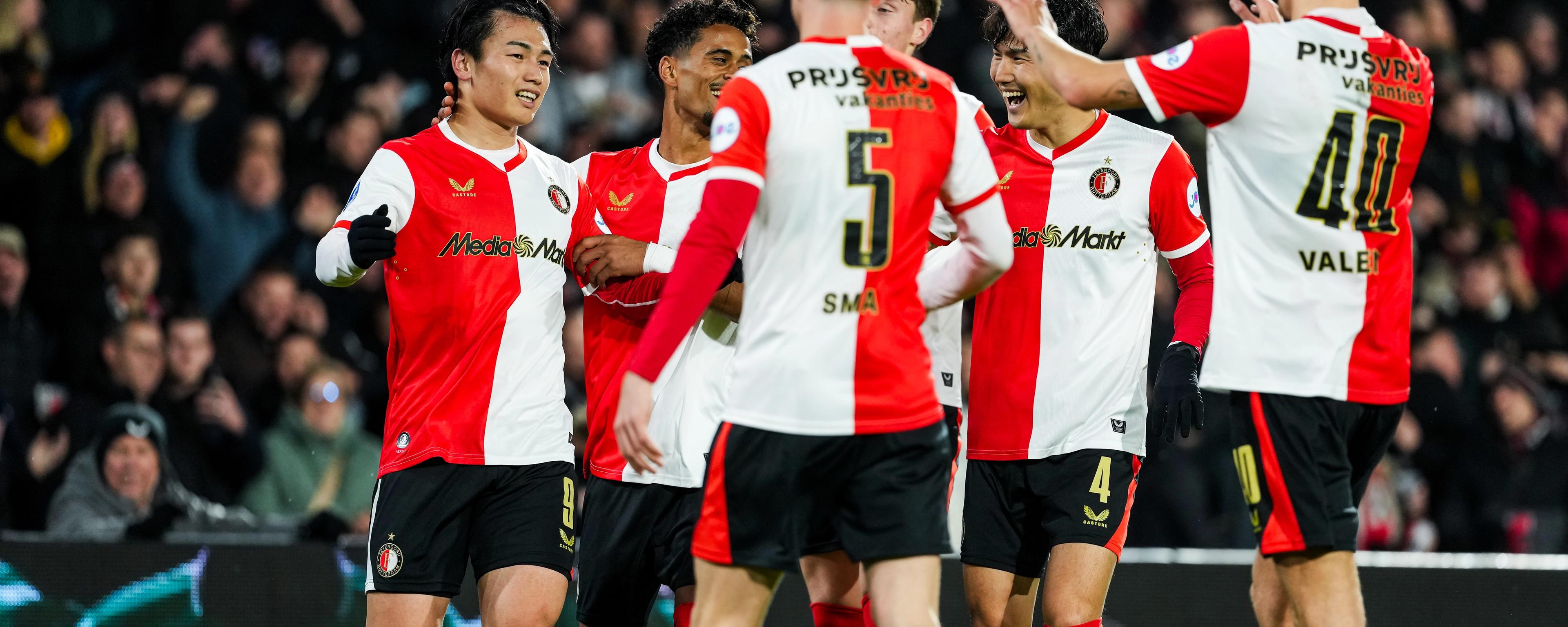 Feyenoors-spelers vieren een doelpunt in De Kuip